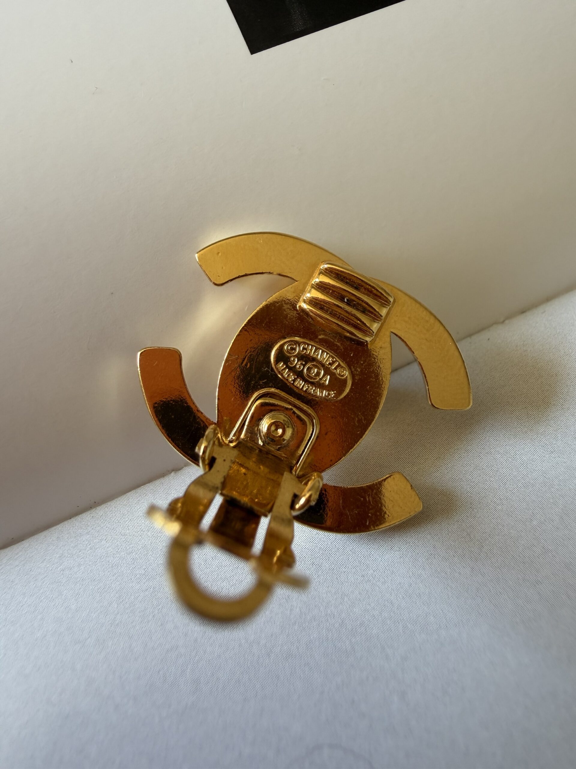Klipsy Chanel Turnlock CC 24-karat (większe) - obrazek 17