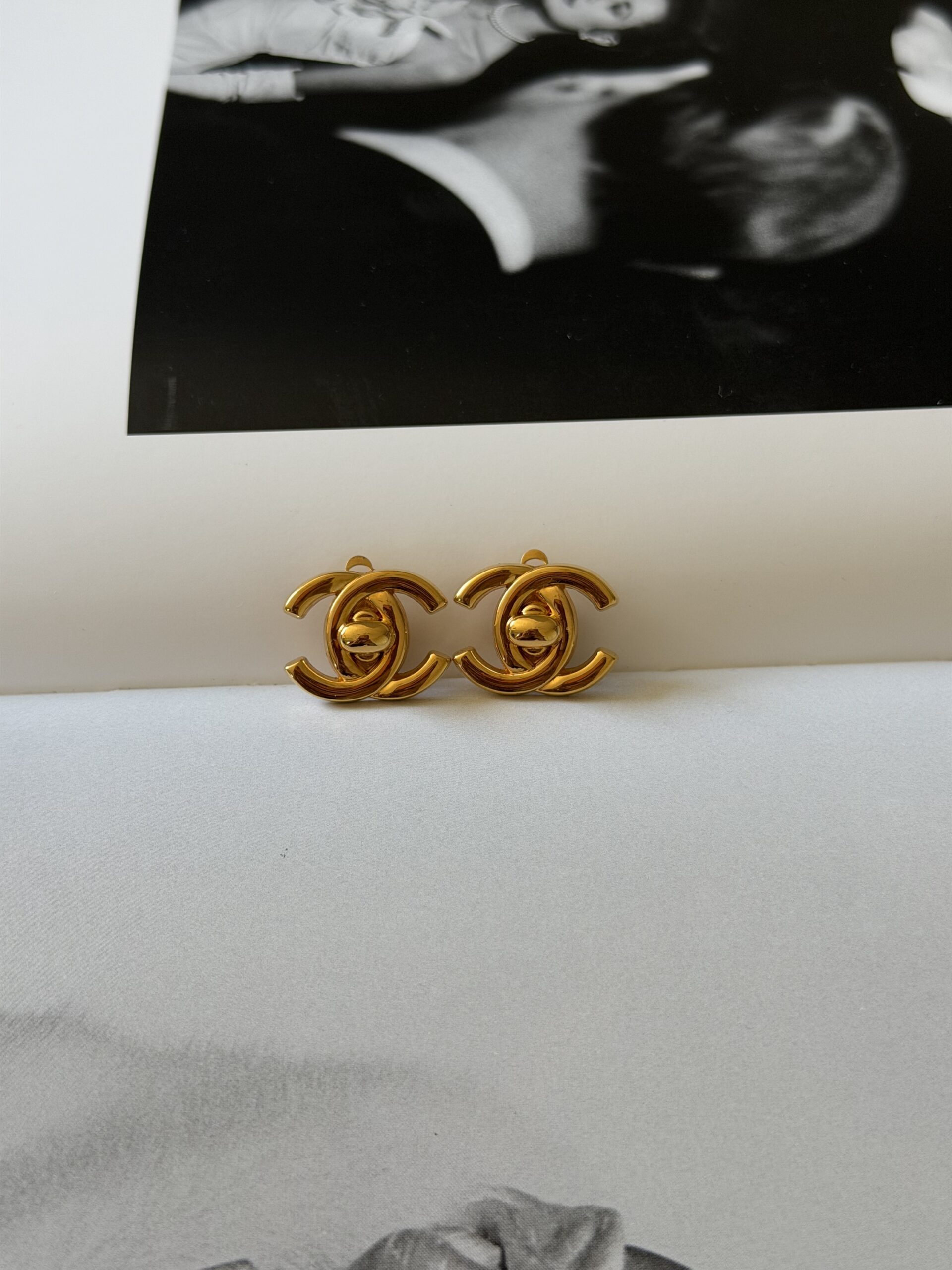 Klipsy Chanel Turnlock CC 24-karat (mniejsze) - obrazek 7
