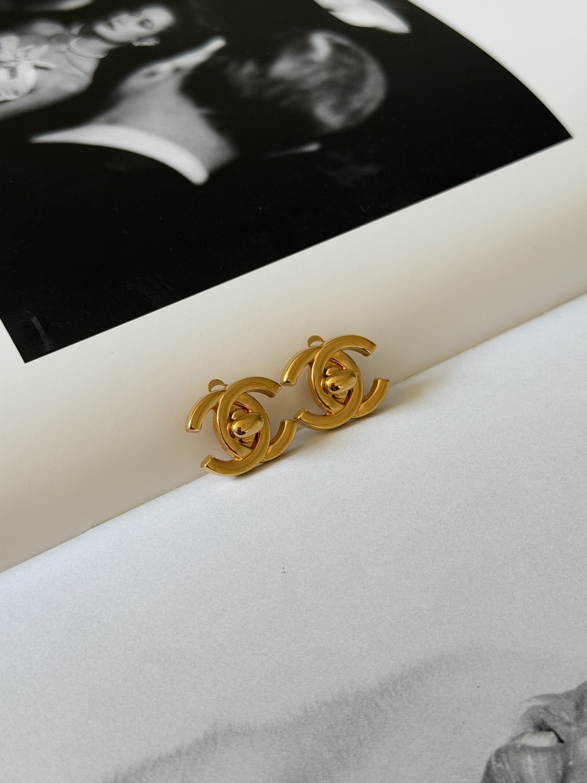 Klipsy Chanel Turnlock CC 24-karat (mniejsze) - obrazek 8
