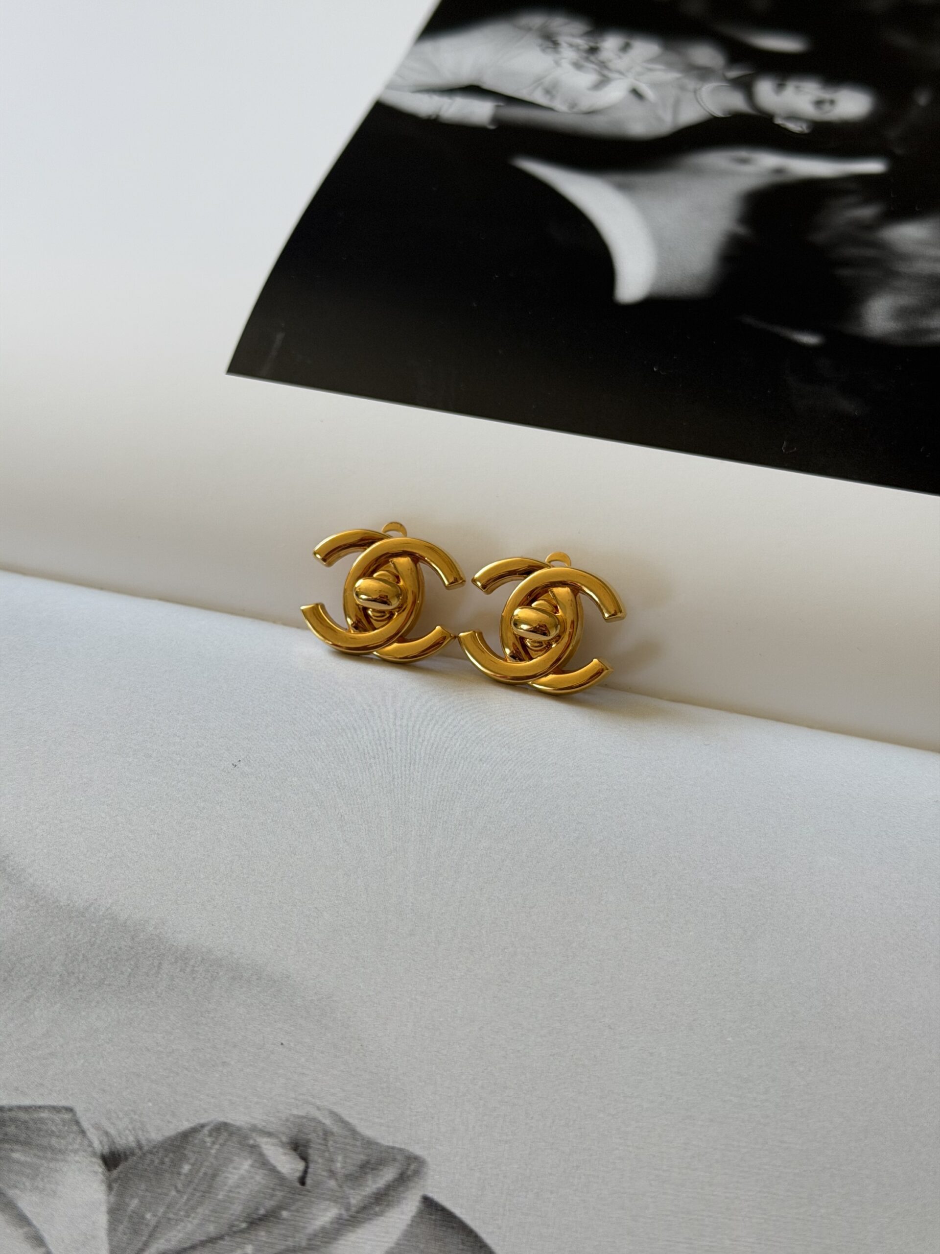 Klipsy Chanel Turnlock CC 24-karat (mniejsze) - obrazek 9