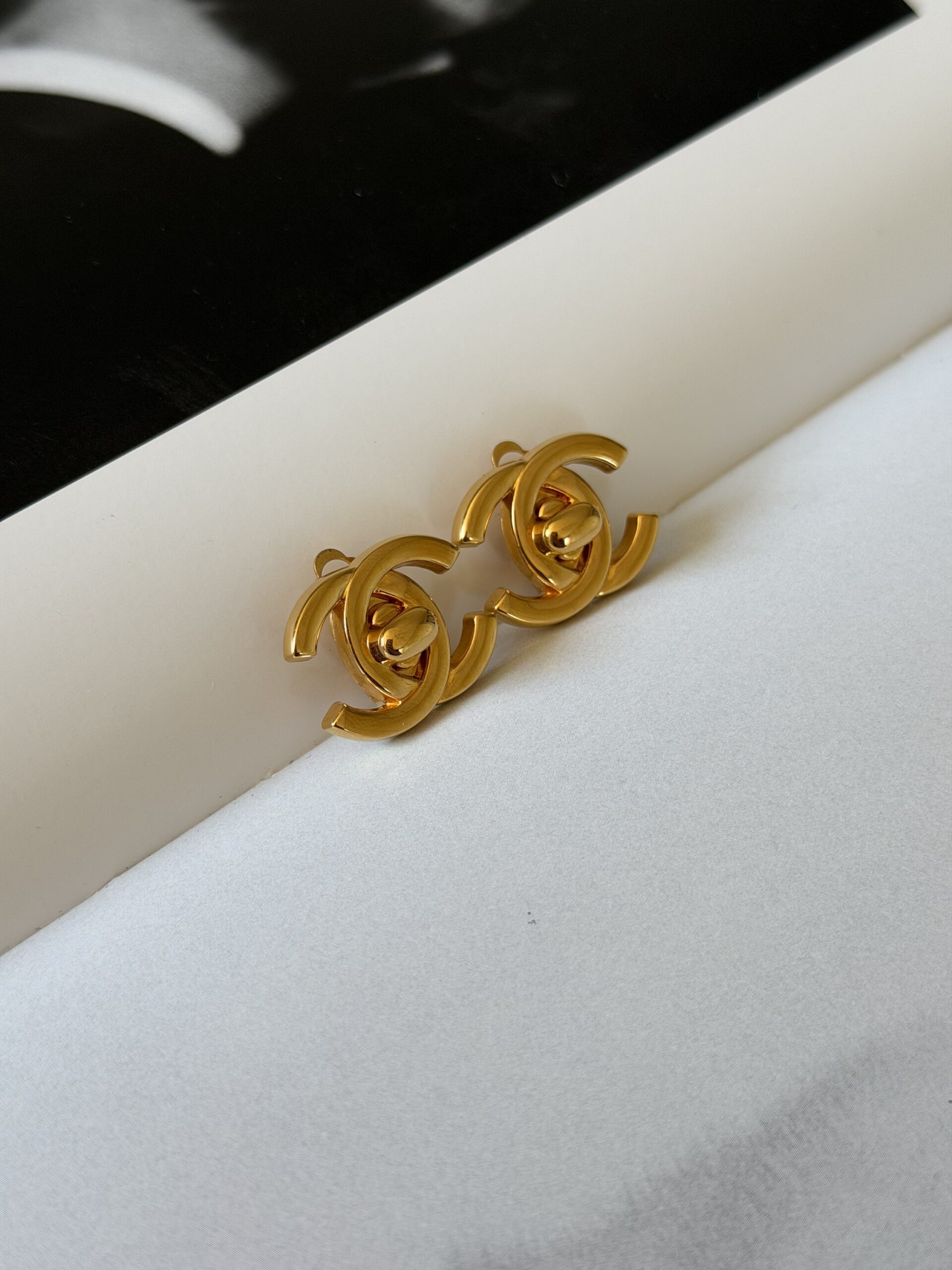 Klipsy Chanel Turnlock CC 24-karat (mniejsze) - obrazek 10