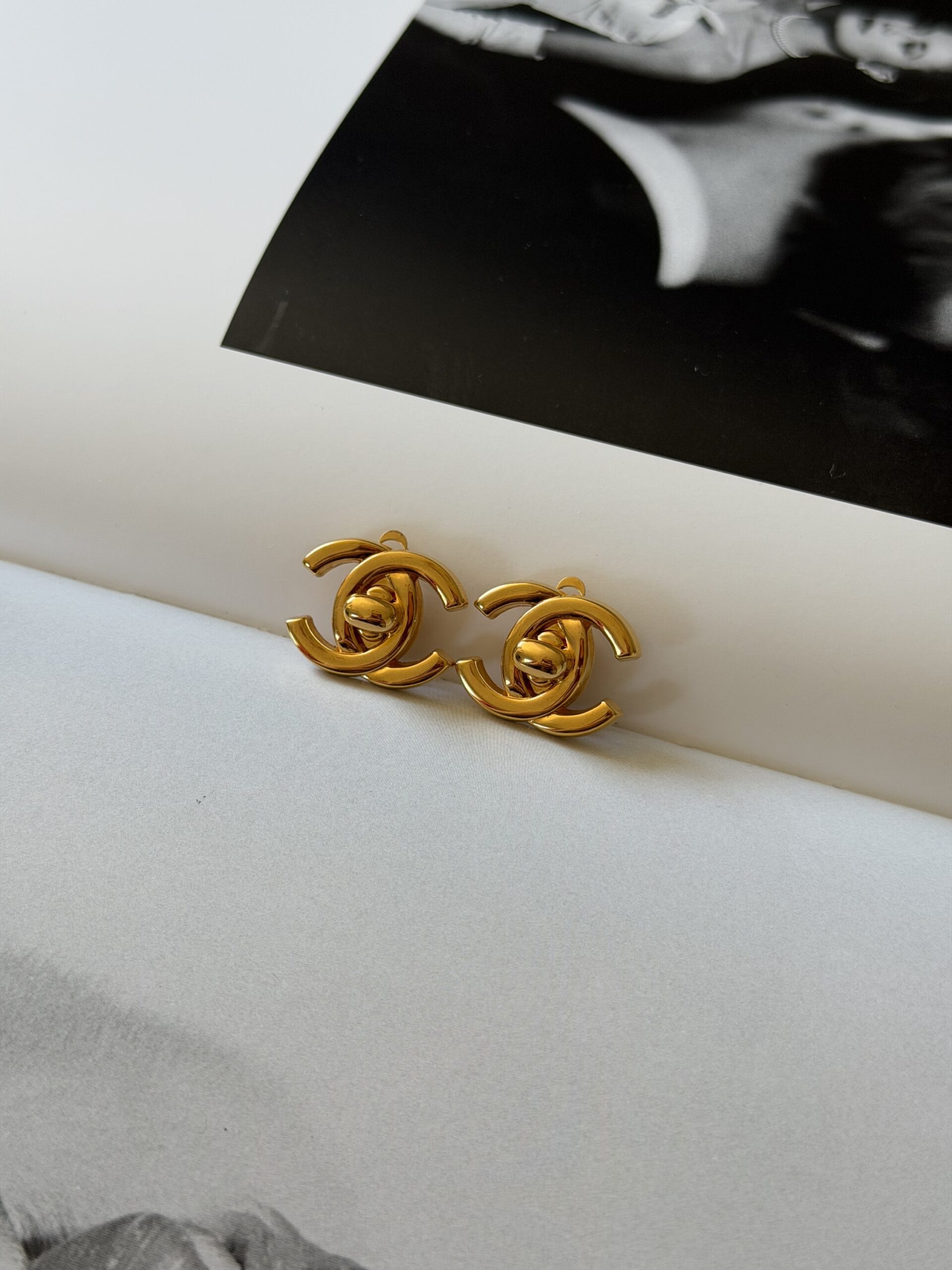 Klipsy Chanel Turnlock CC 24-karat (mniejsze) - obrazek 11