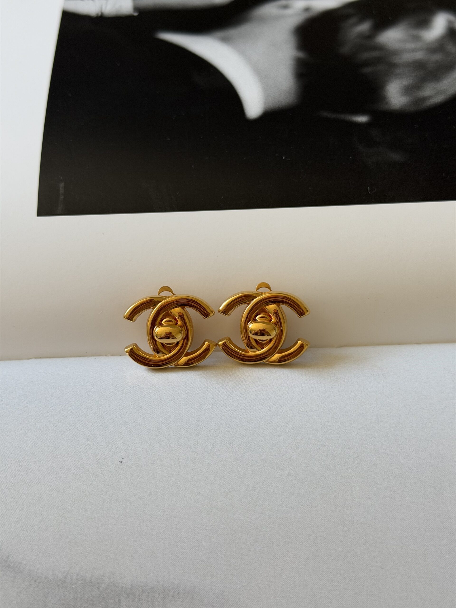 Klipsy Chanel Turnlock CC 24-karat (mniejsze) - obrazek 12