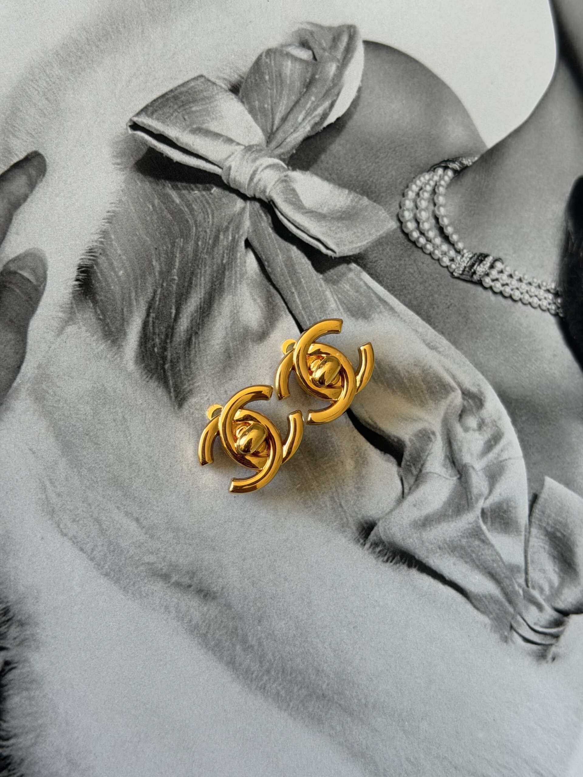 Klipsy Chanel Turnlock CC 24-karat (mniejsze) - obrazek 13