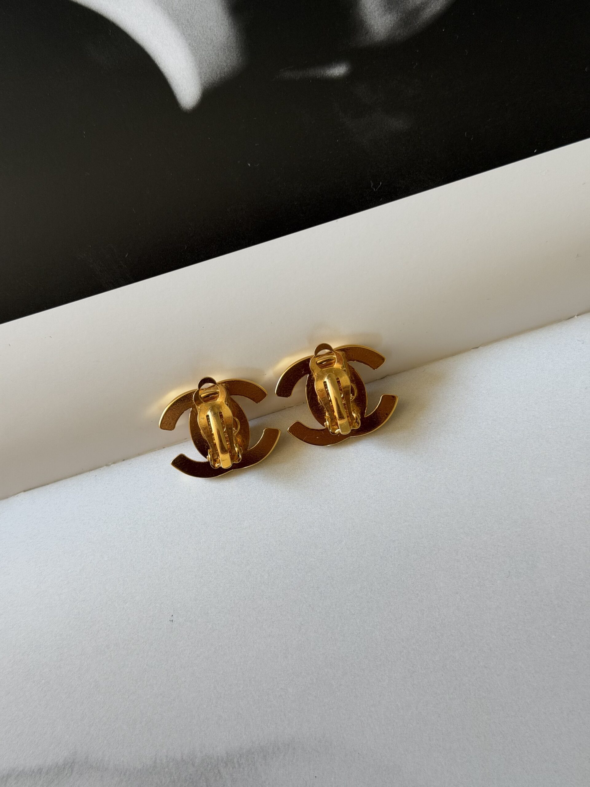 Klipsy Chanel Turnlock CC 24-karat (mniejsze) - obrazek 15
