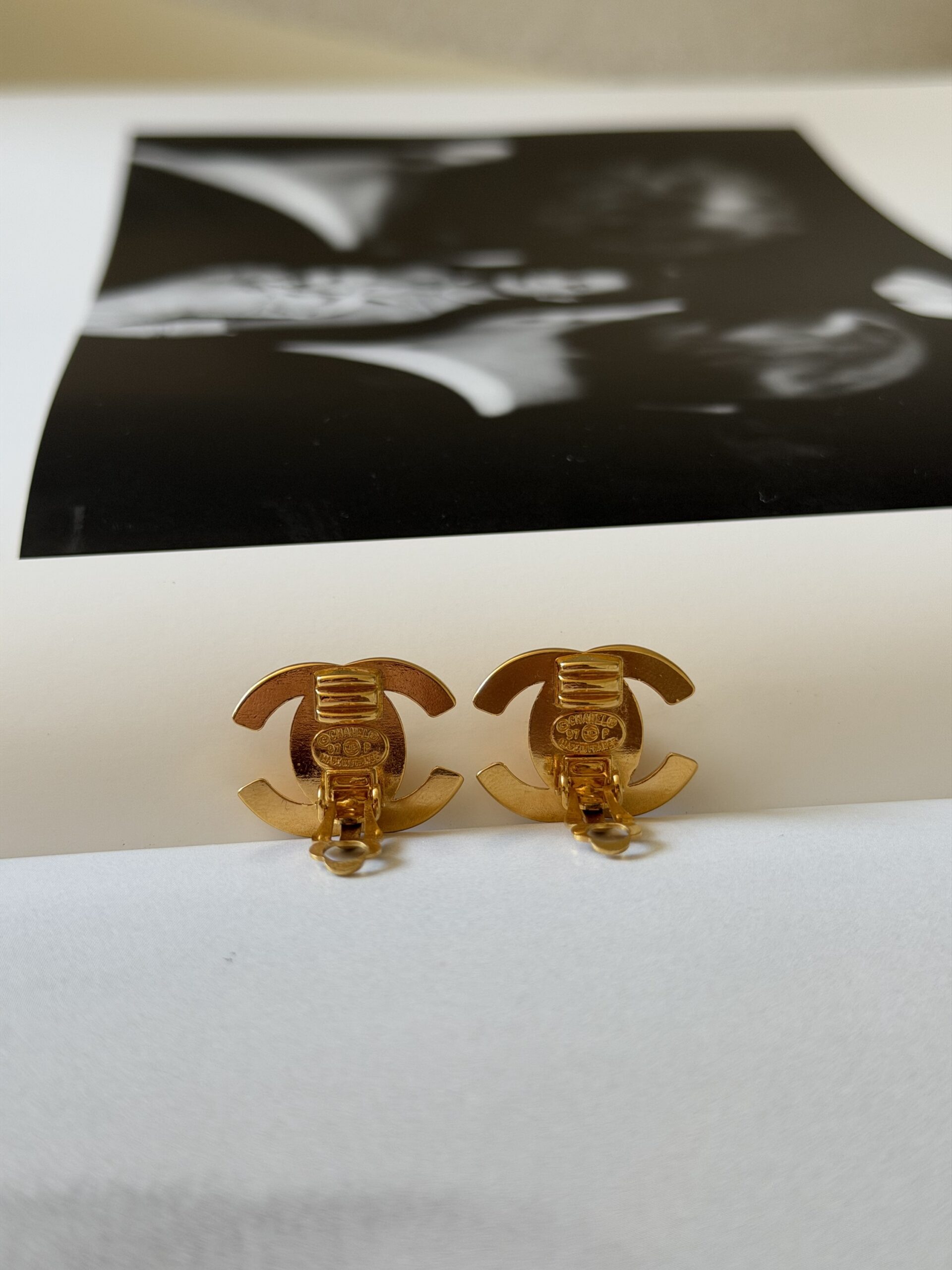 Klipsy Chanel Turnlock CC 24-karat (mniejsze) - obrazek 18
