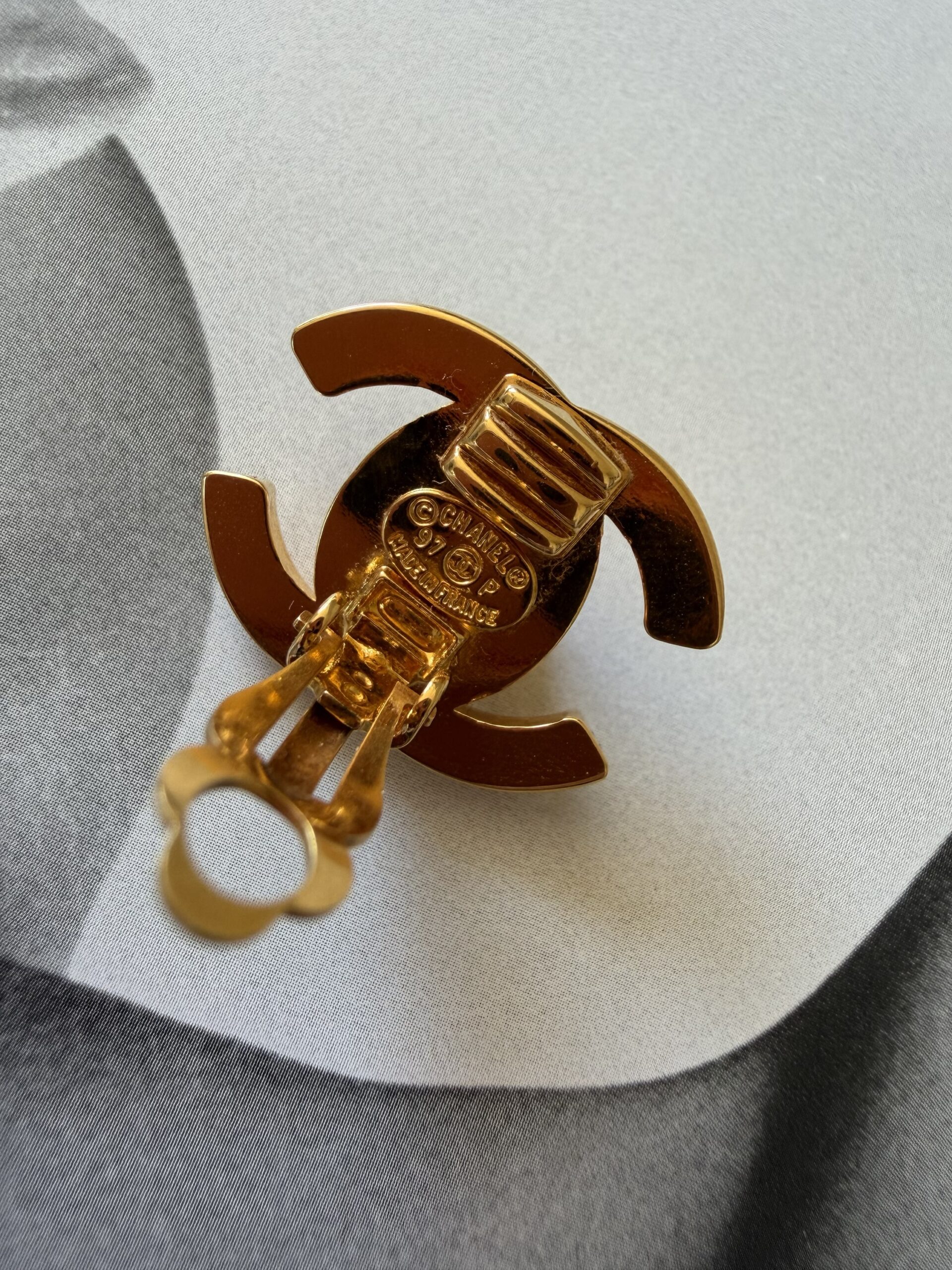 Klipsy Chanel Turnlock CC 24-karat (mniejsze) - obrazek 20
