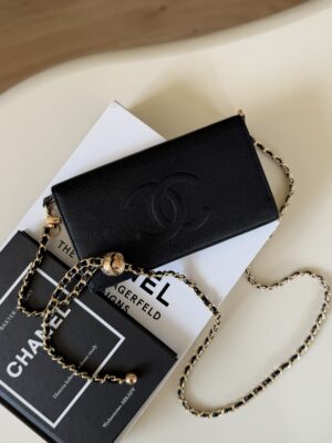 WOC Wallet On Chain wytłoczone logo Chanel