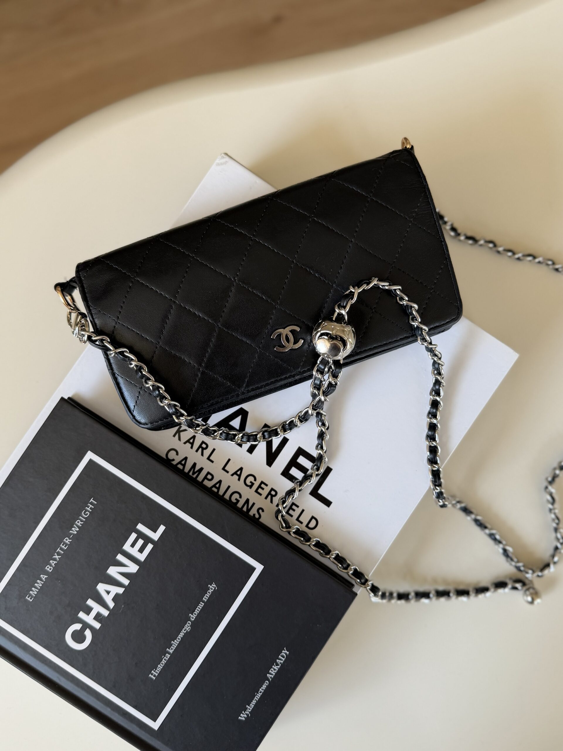 WOC Wallet On Chain srebrne logo CC Chanel