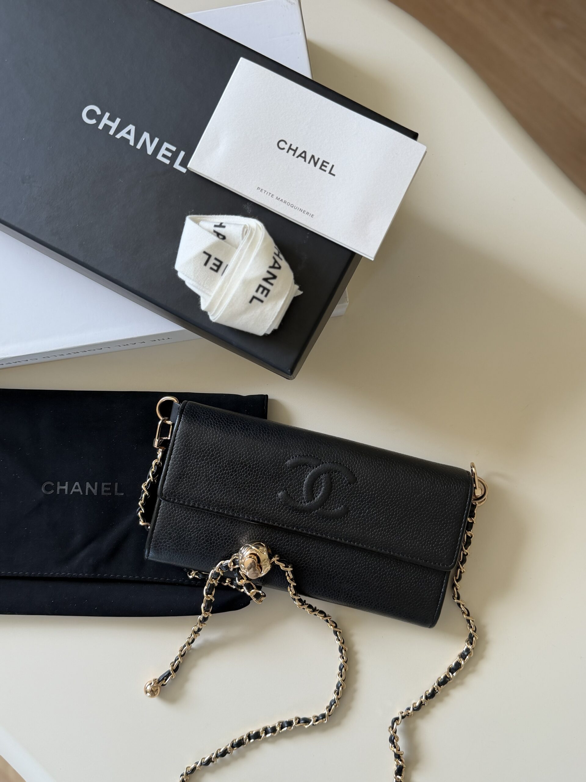 WOC Wallet On Chain Chanel CC wytłoczone logo