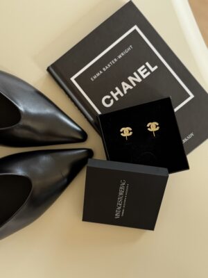 Delikatne klipsy Chanel z kryształkami