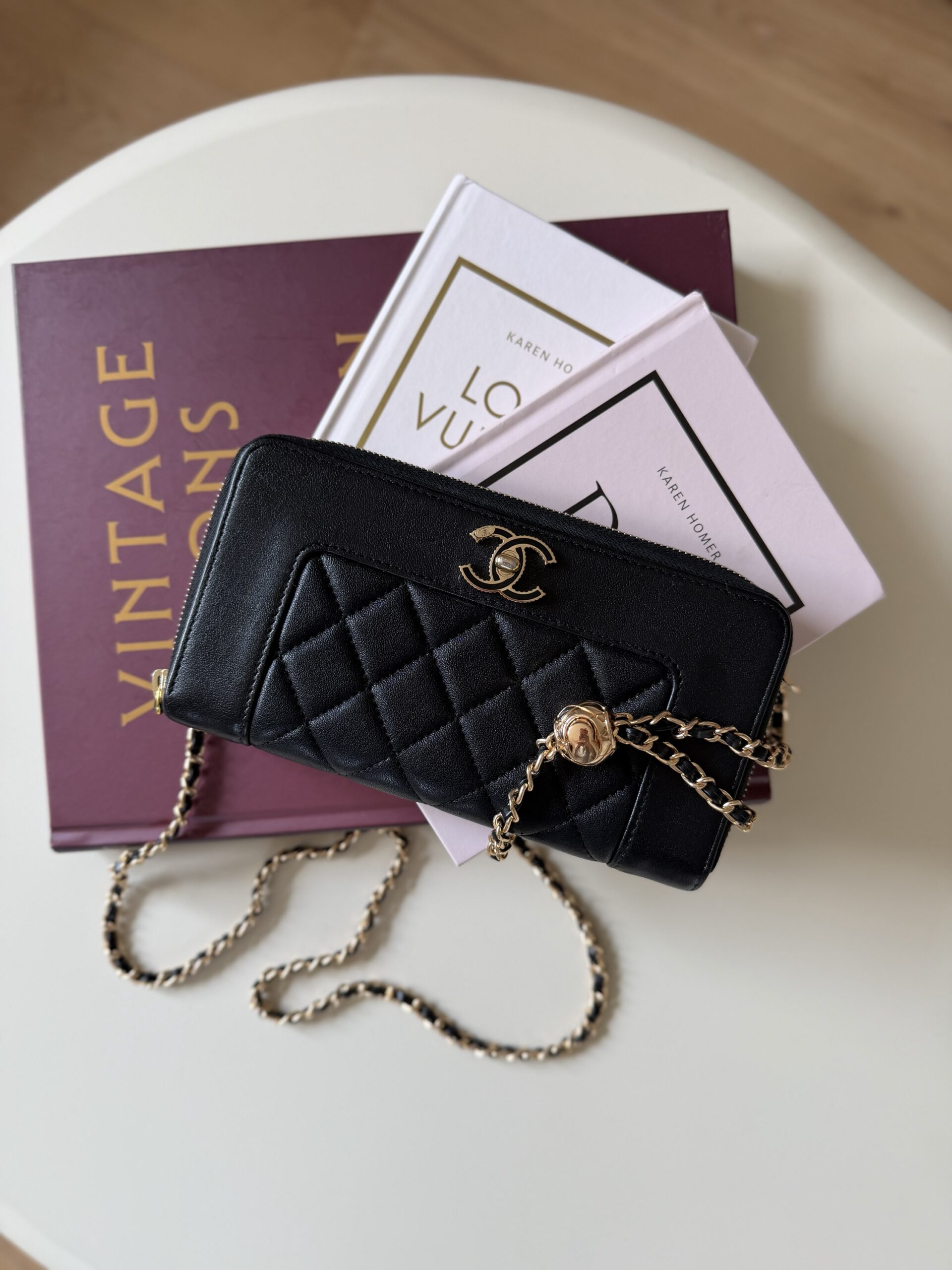 Portfel na łańcuszku Chanel WOC Turnlock