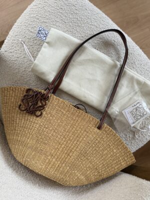 Torebka Loewe Raffia w kształcie muszli