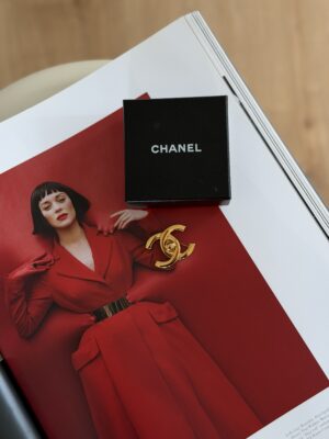 Broszka Chanel CC Turnlock - złocona 24k