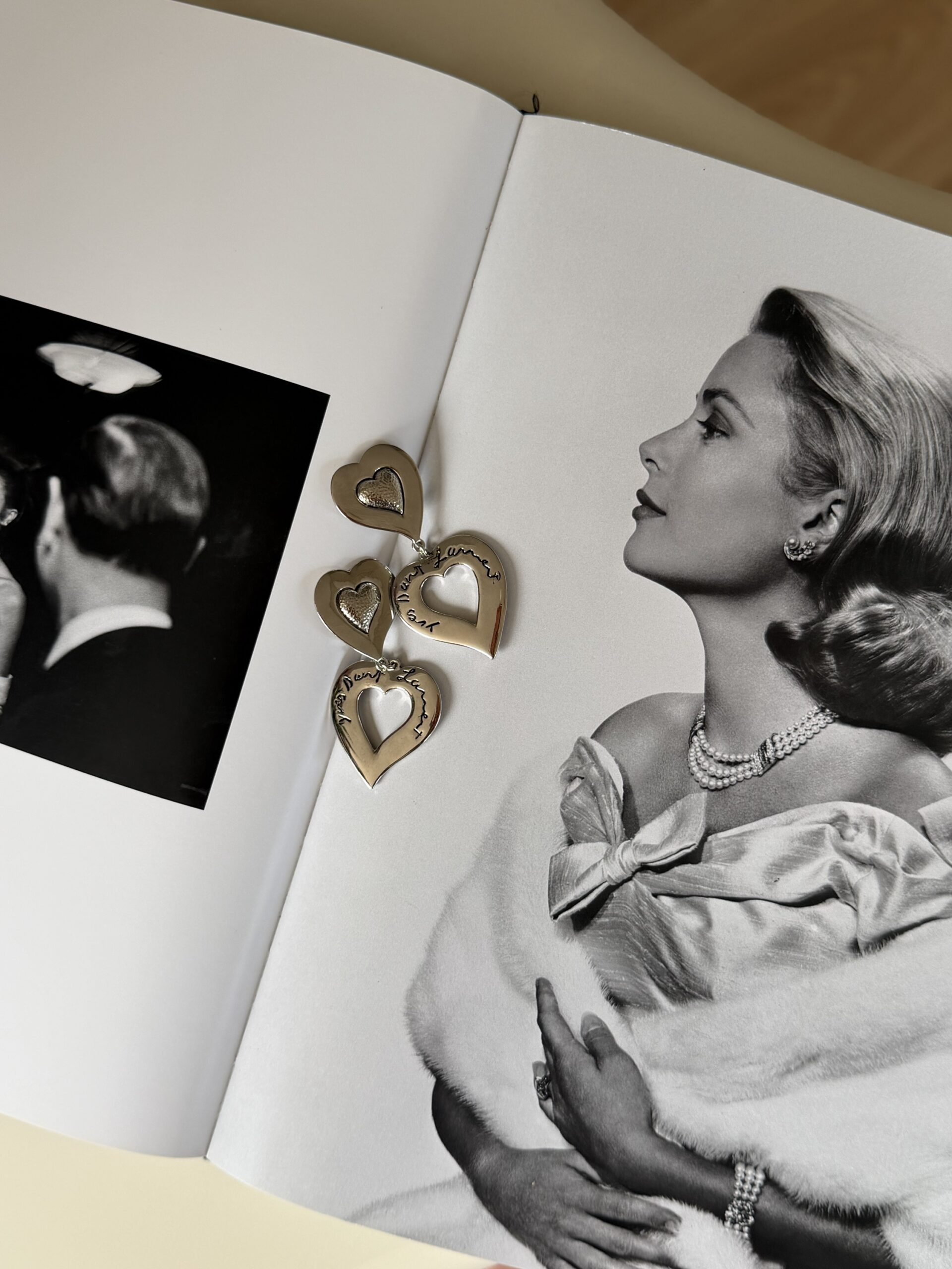 Spektakularne wiszące klipsy YSL Yves Saint Laurent - obrazek 3