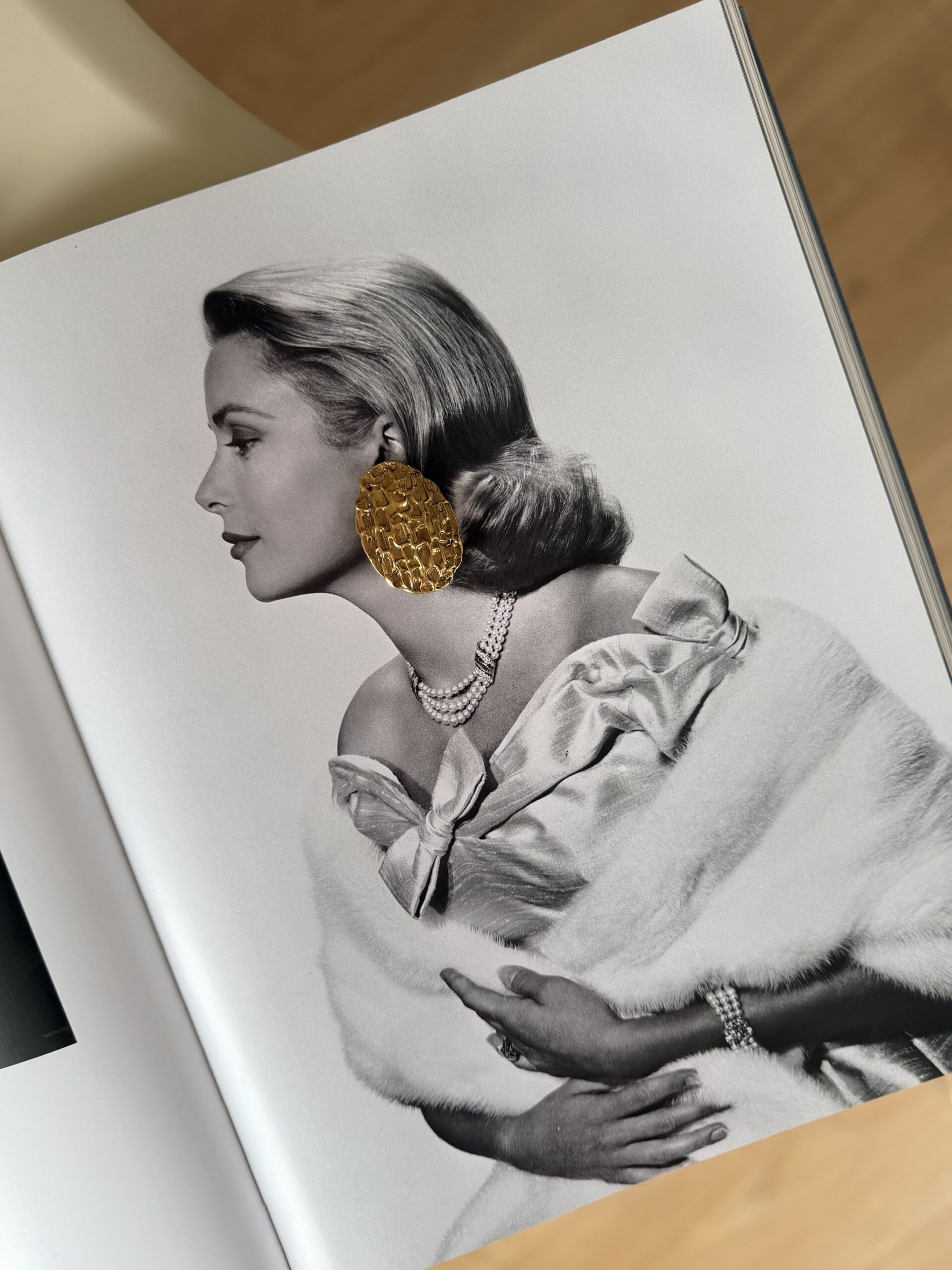 Spektakularne młotkowane klipsy YSL Yves Saint Laurent - obrazek 3