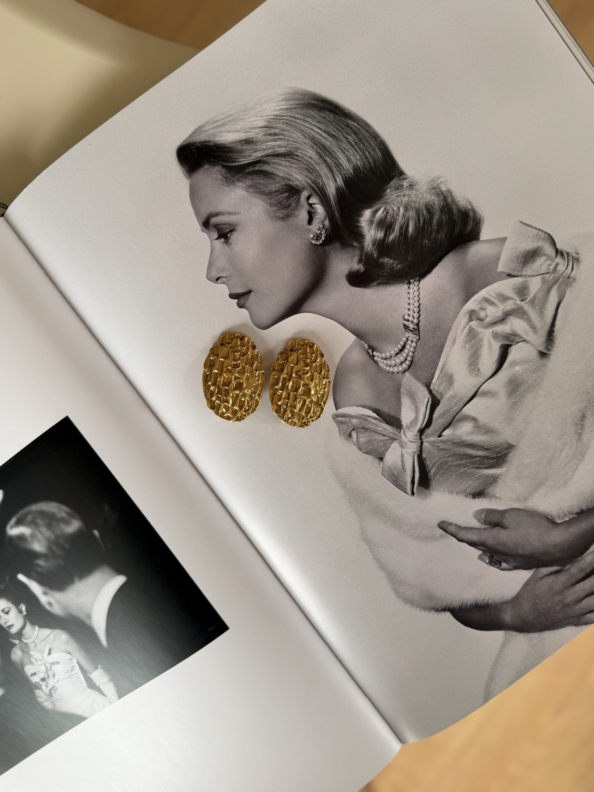 Spektakularne młotkowane klipsy YSL Yves Saint Laurent - obrazek 4