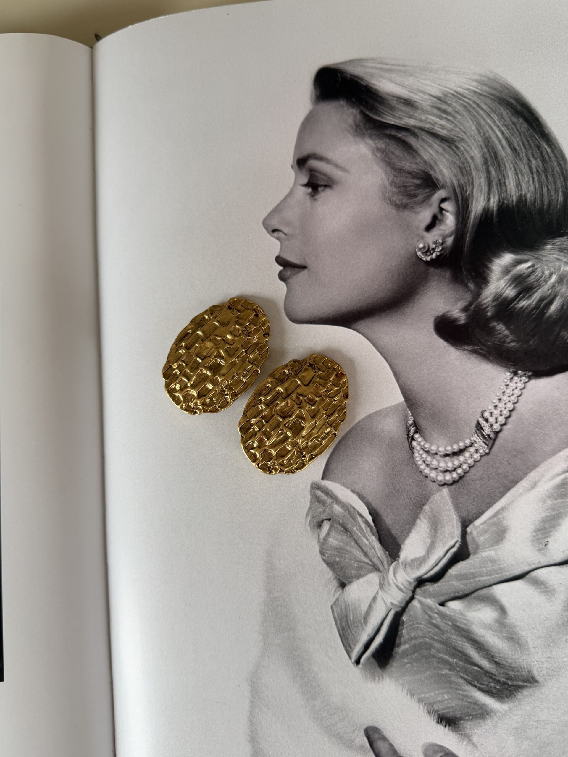 Spektakularne młotkowane klipsy YSL Yves Saint Laurent - obrazek 5