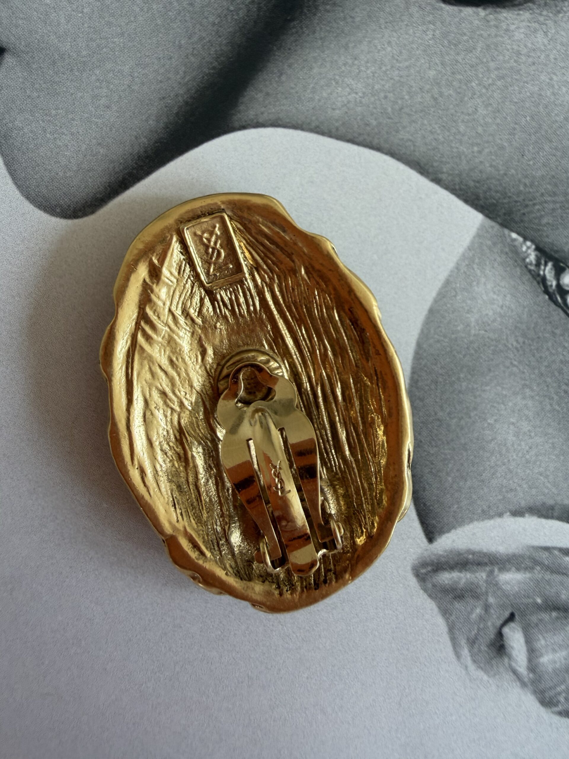 Spektakularne młotkowane klipsy YSL Yves Saint Laurent - obrazek 9