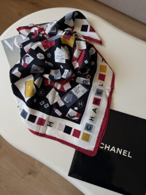 Jedwabna apaszka Chanel (w oryginalnym opakowaniu)