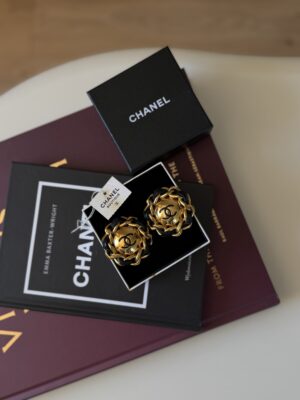 Rzadkie spektakularne klipsy Chanel przeplatane skórą