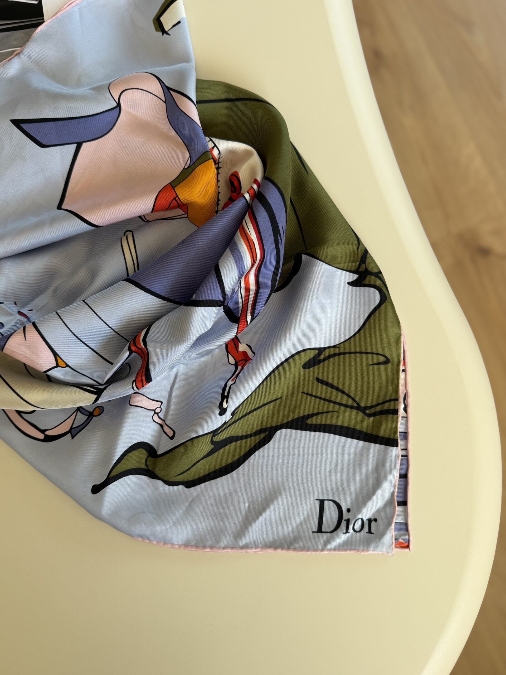Jedwabna apaszka Christian Dior z motywem modowym - obrazek 2