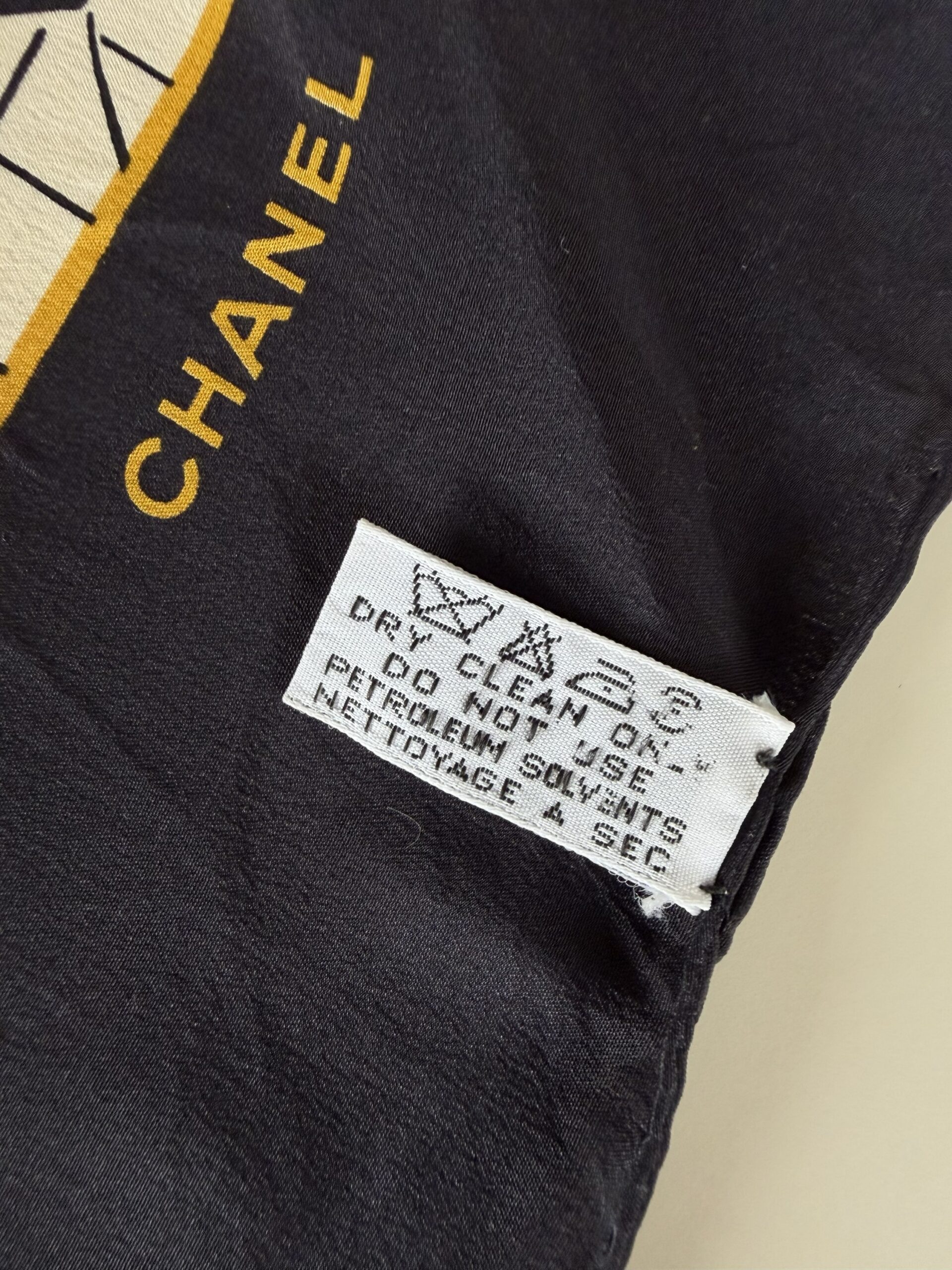Jedwabna apaszka Chanel Double Flap - obrazek 9