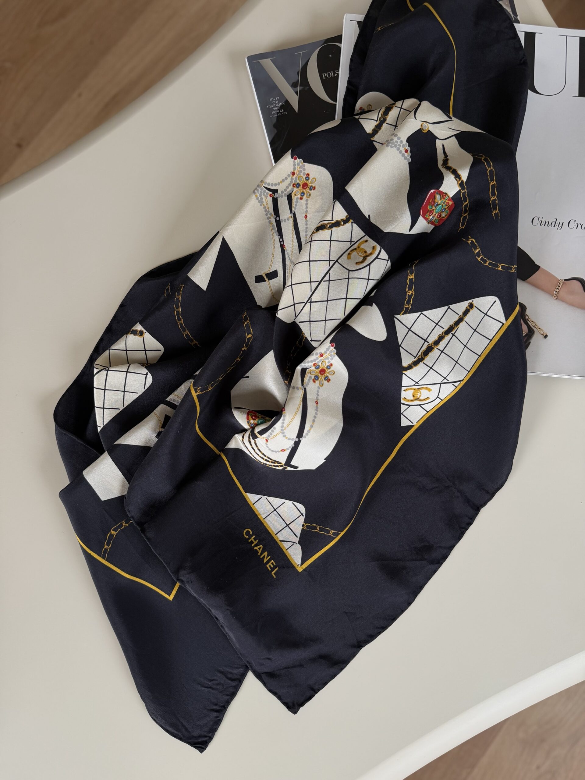 Jedwabna apaszka Chanel Double Flap - obrazek 10