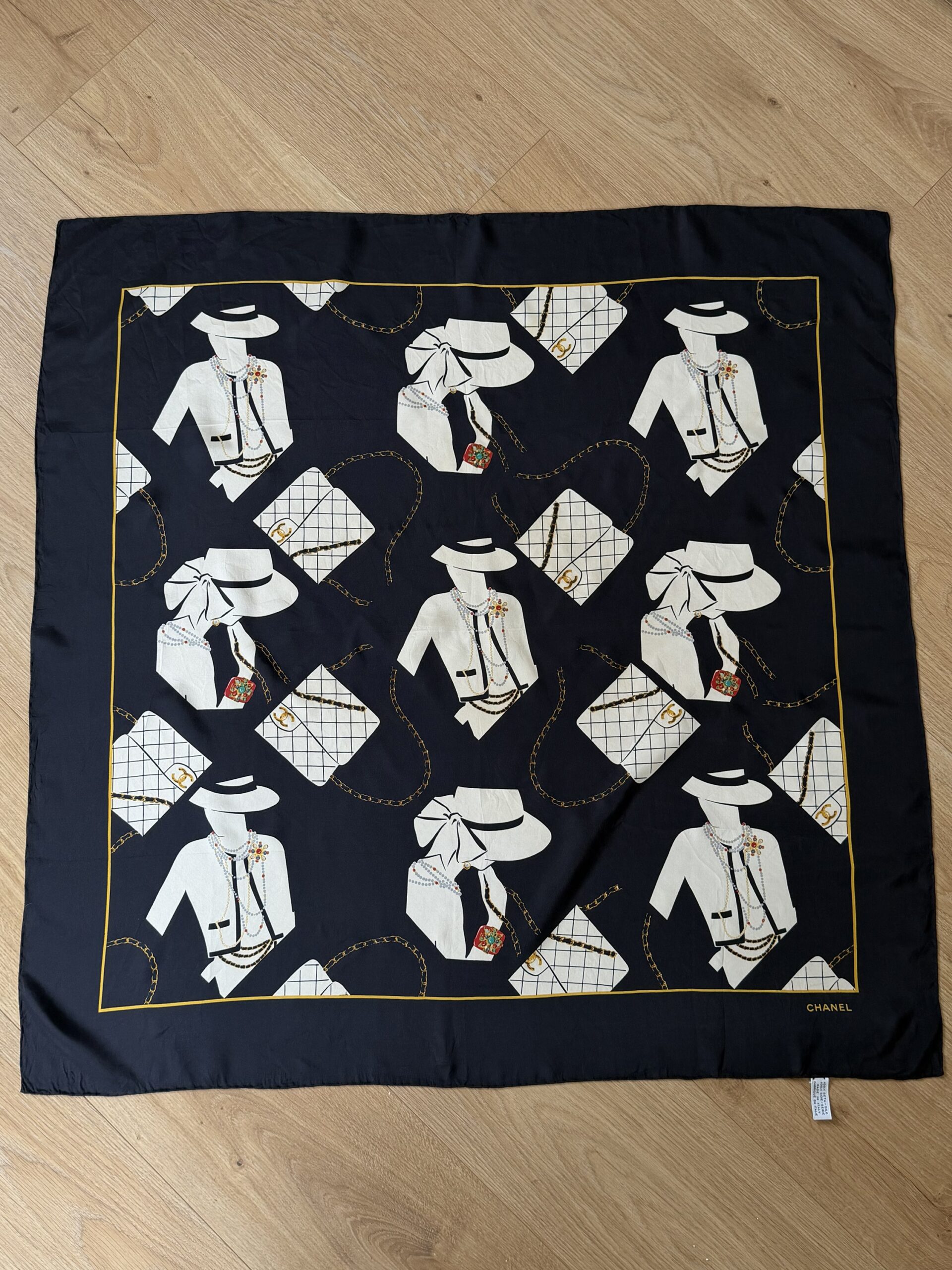 Jedwabna apaszka Chanel Double Flap - obrazek 2