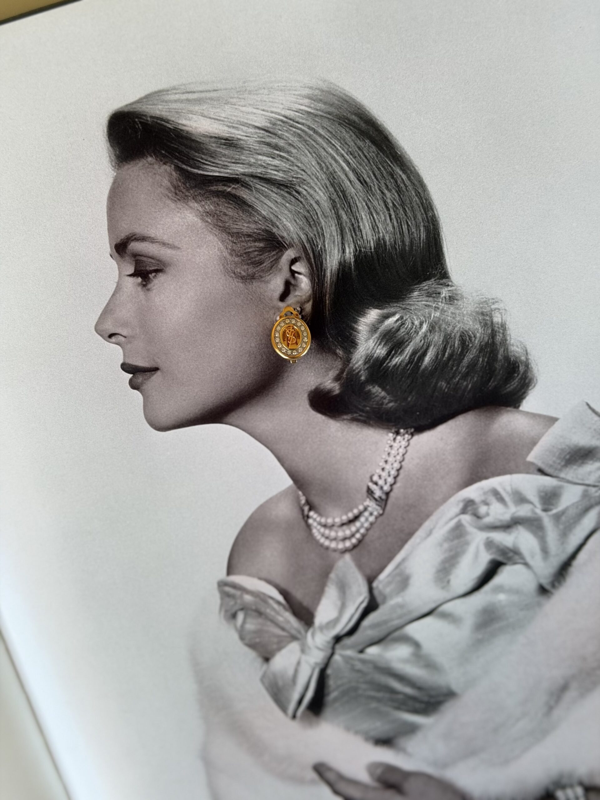 Delikatne klipsy YSL Yves Saint Laurent z kryształkami i logo - obrazek 8