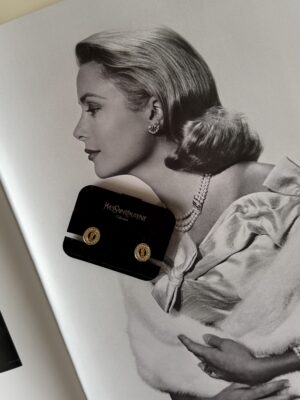 Delikatne klipsy YSL Yves Saint Laurent z kryształkami i logo