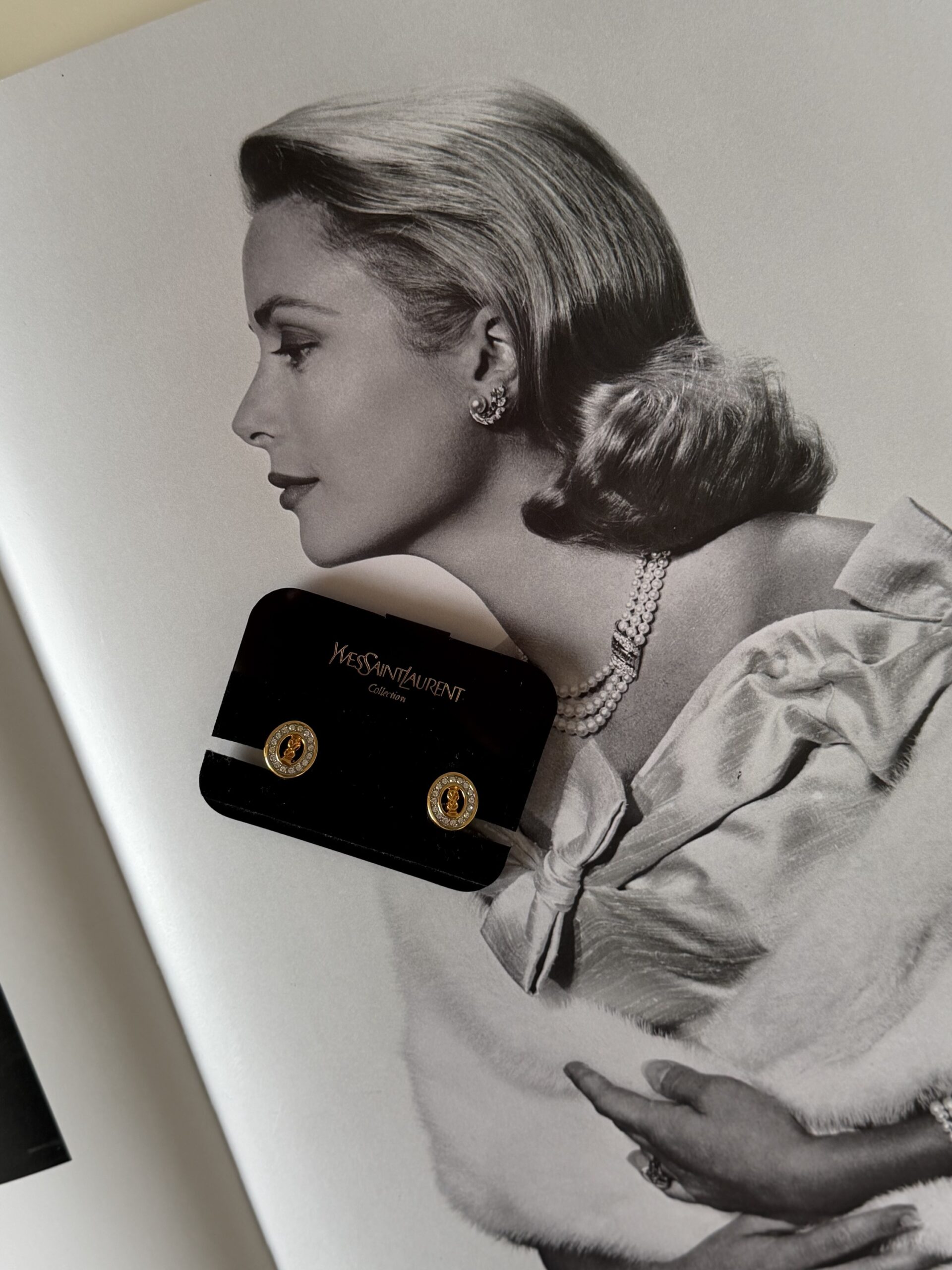 Delikatne klipsy YSL Yves Saint Laurent z kryształkami i logo