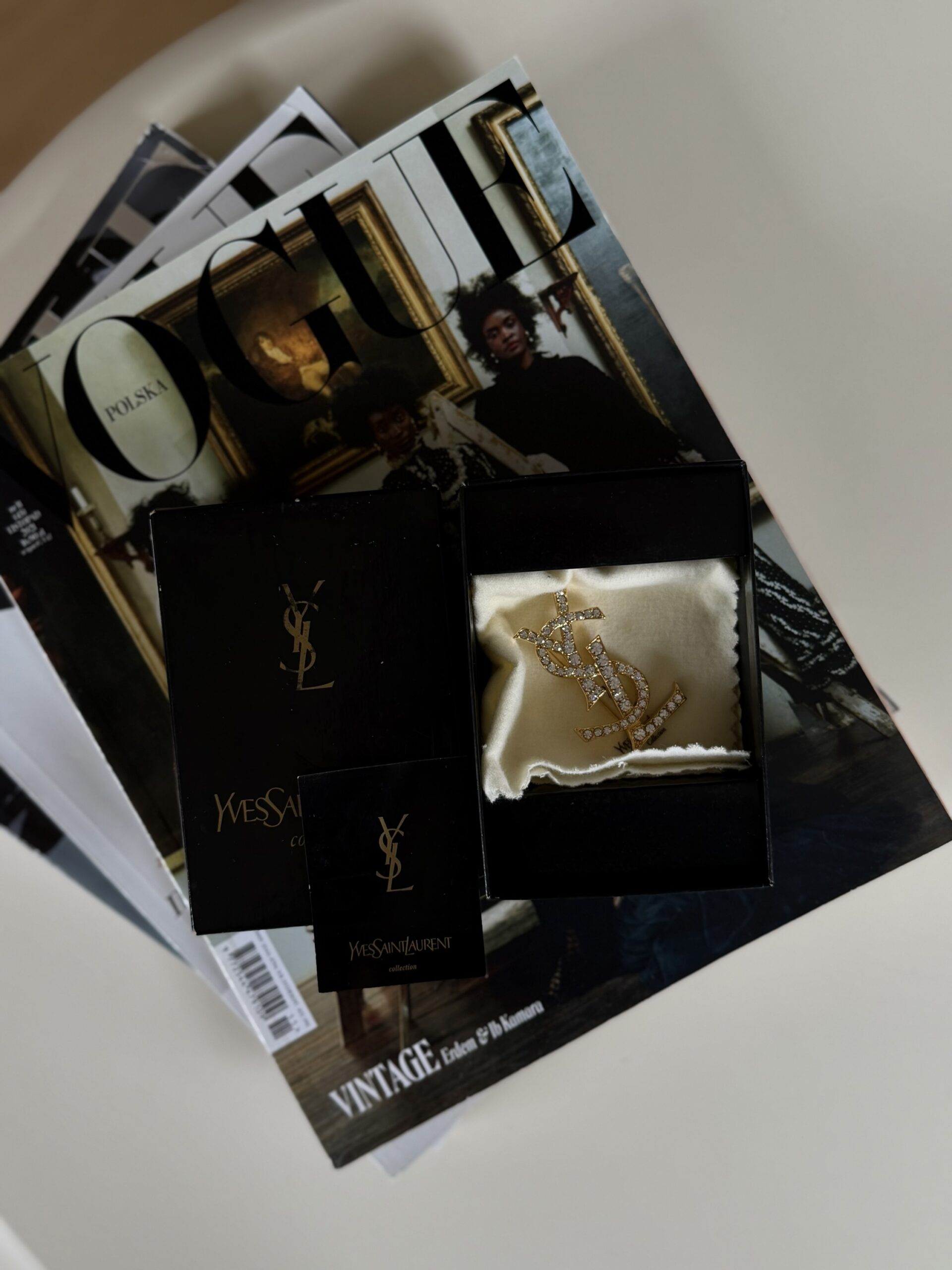 Broszka YSL Yves Saint Laurent wysadzana kryształkami - full set