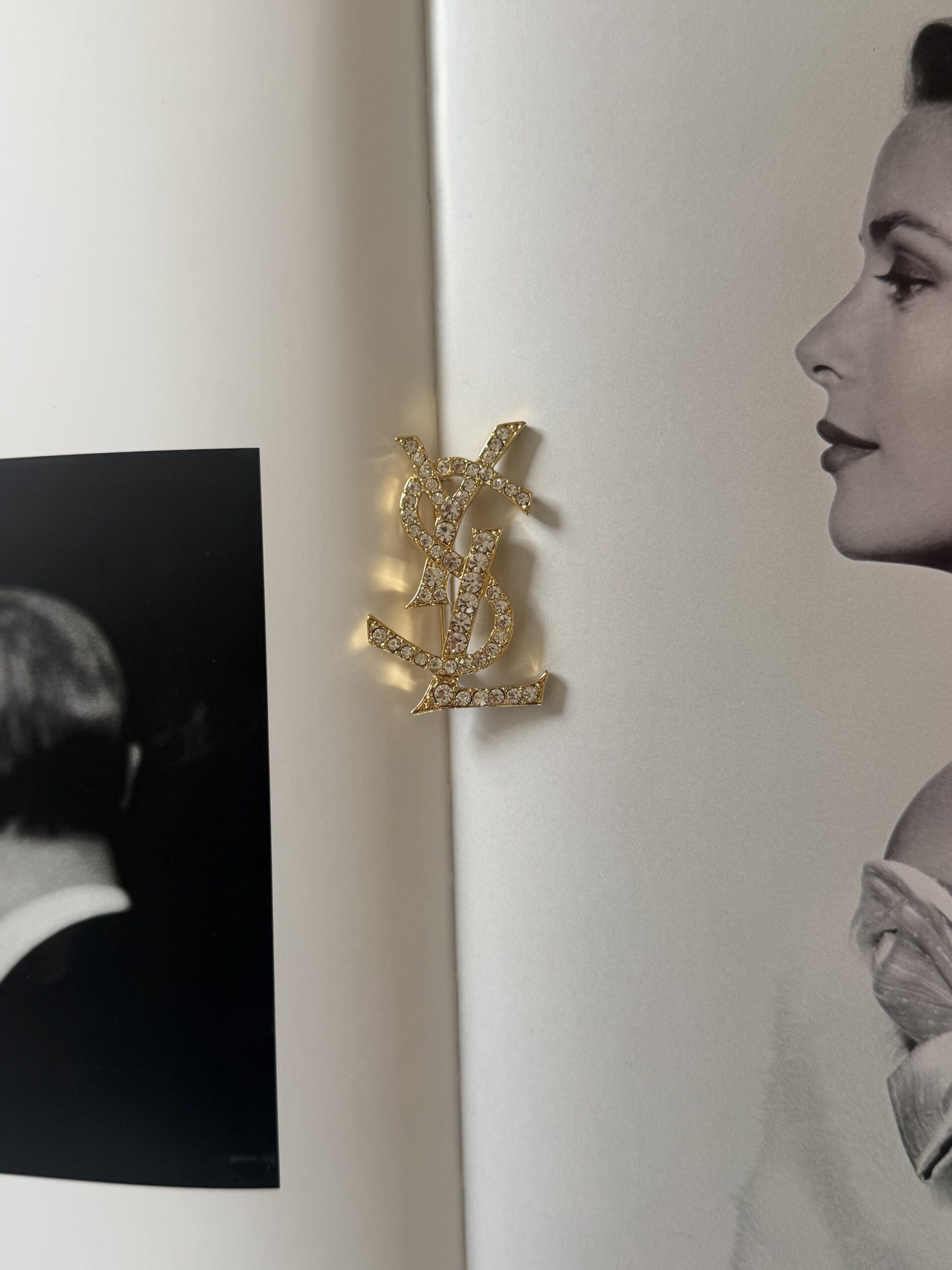 Broszka YSL Yves Saint Laurent wysadzana kryształkami - full set - obrazek 2