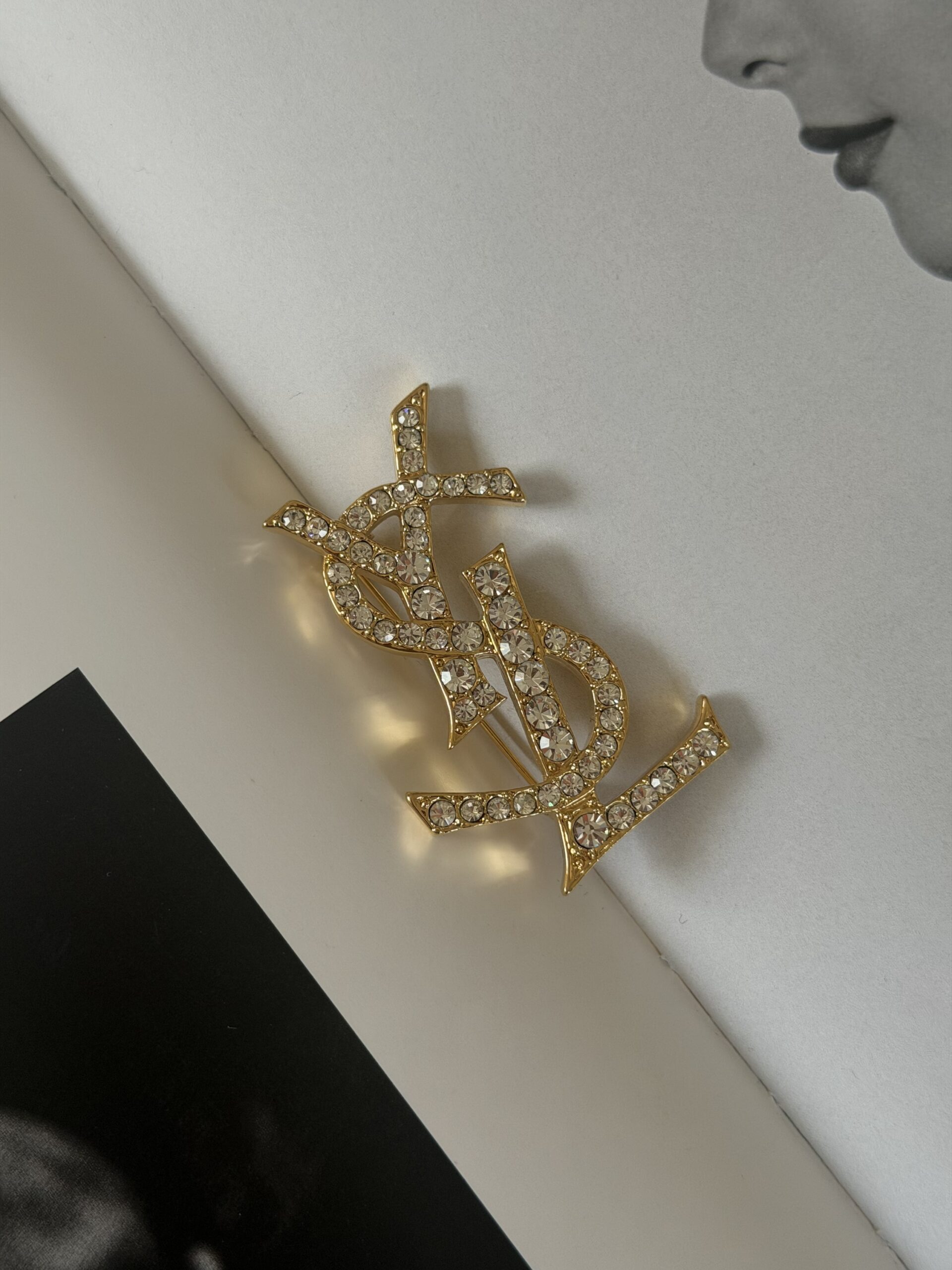Broszka YSL Yves Saint Laurent wysadzana kryształkami - full set - obrazek 4
