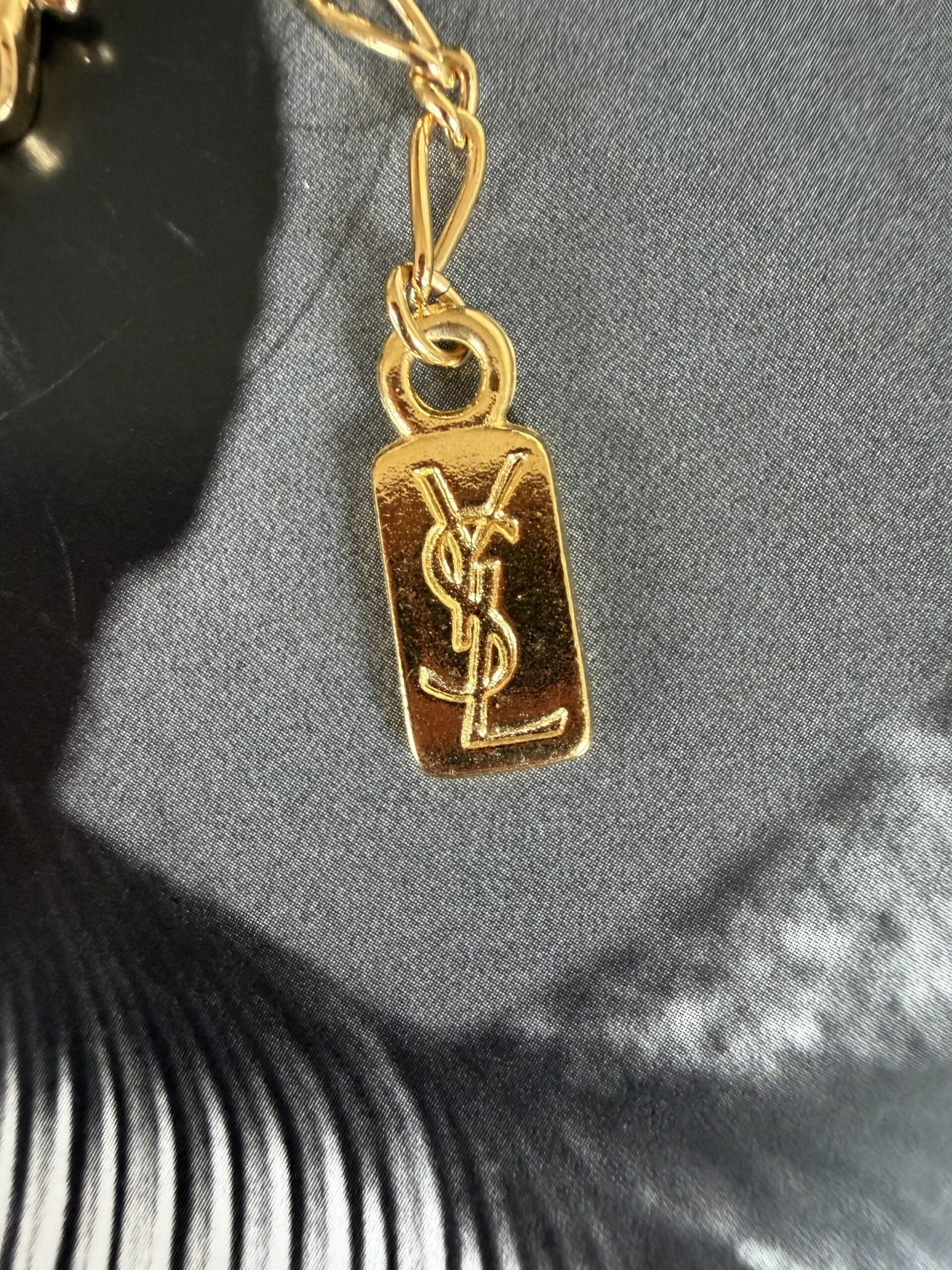 Spektakularny naszyjnik YSL Yves Saint Laurent z logo - obrazek 6