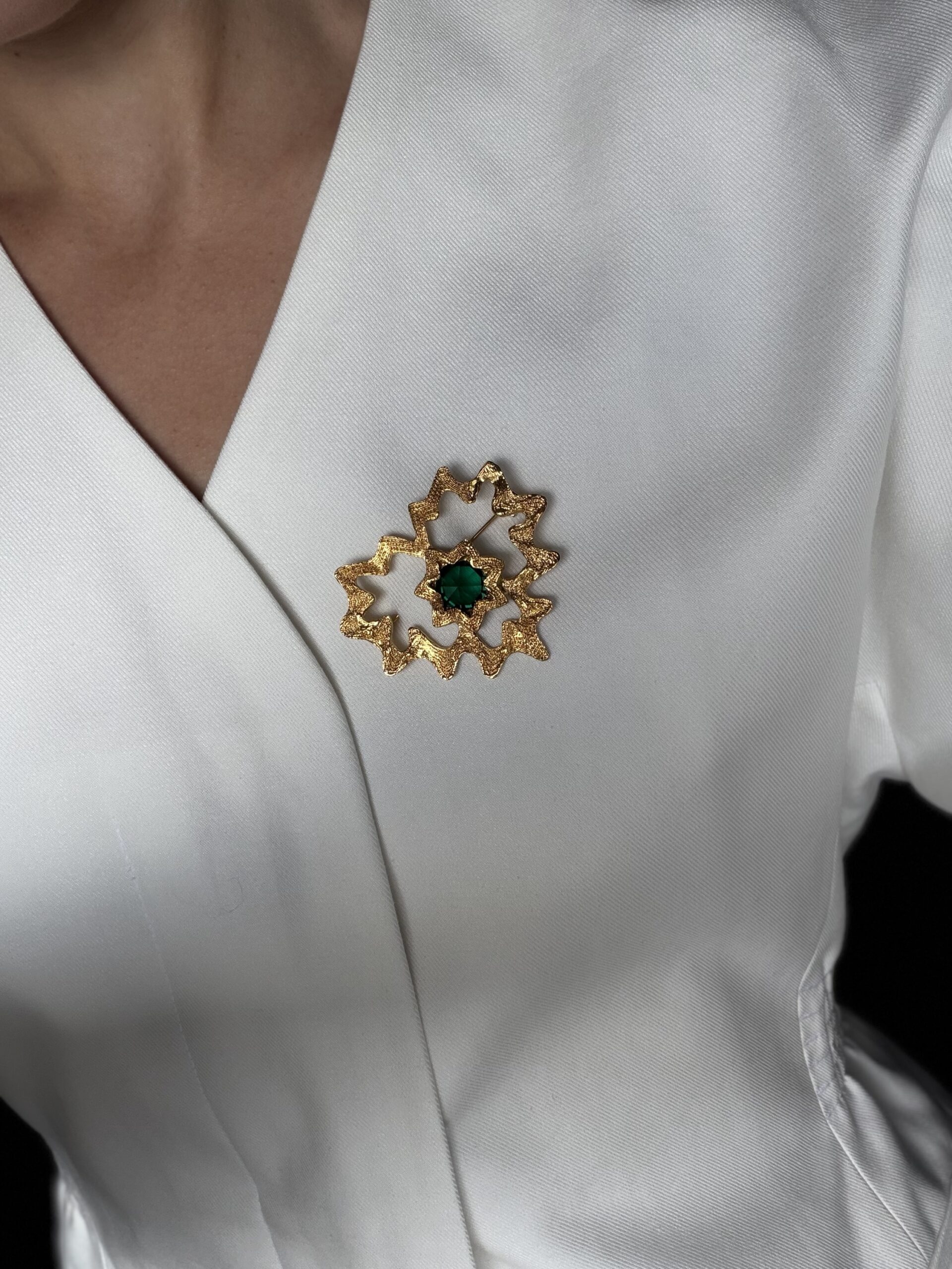 Broszka YSL Yves Saint Laurent z zielonym oczkiem - obrazek 9