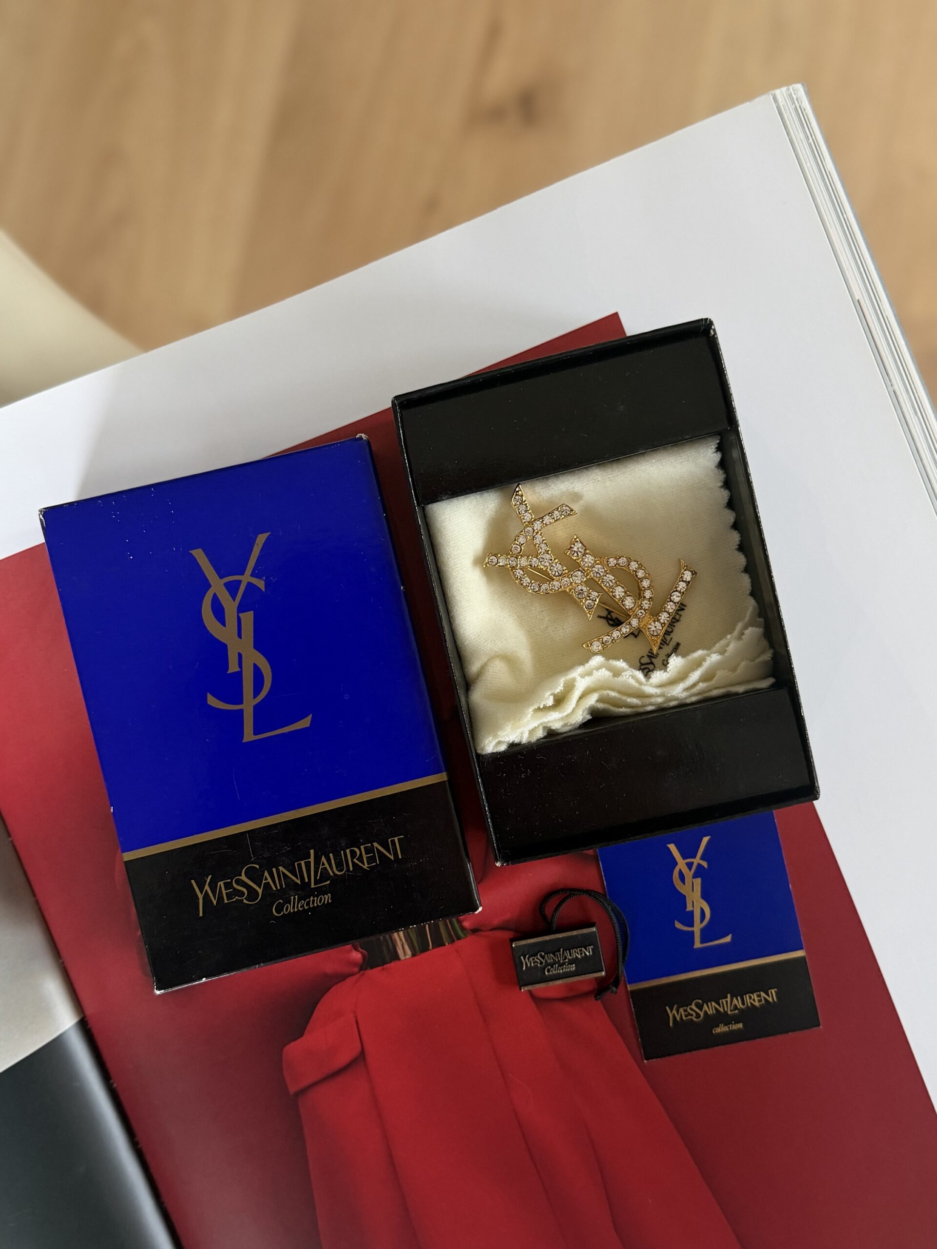 Broszka YSL Yves Saint Laurent wysadzana kryształkami – full set