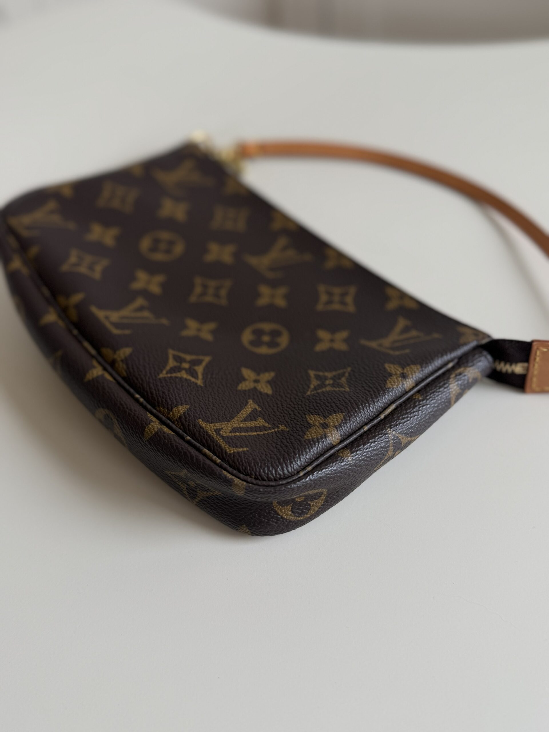 Louis Vuitton Monogram Pochette - obrazek 12