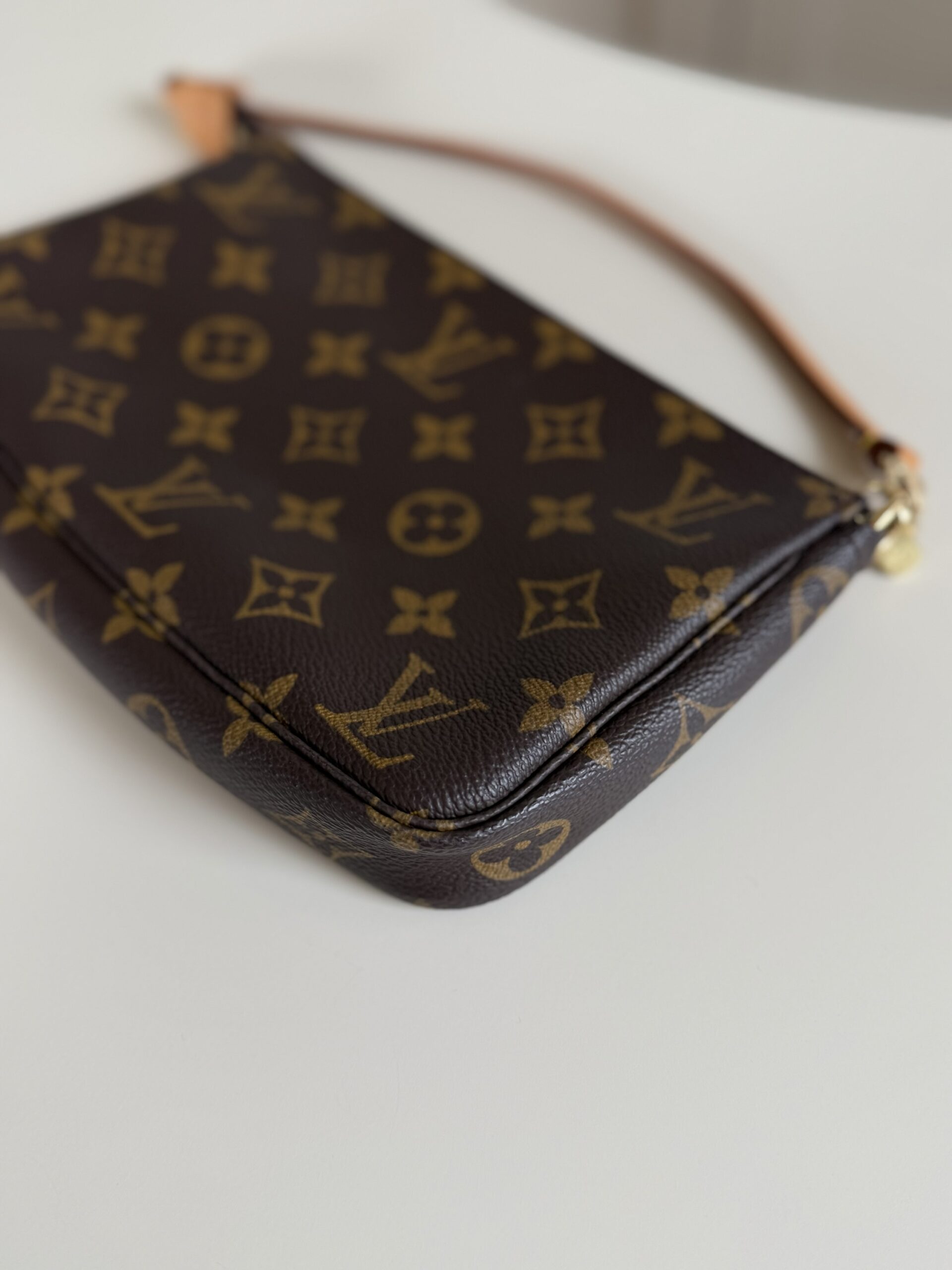 Louis Vuitton Monogram Pochette - obrazek 14
