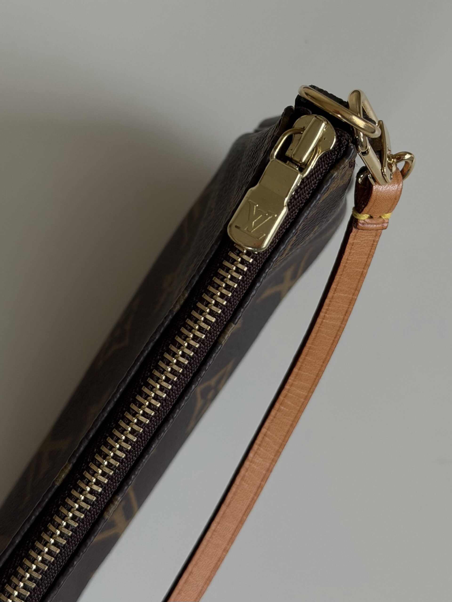 Louis Vuitton Monogram Pochette - obrazek 19