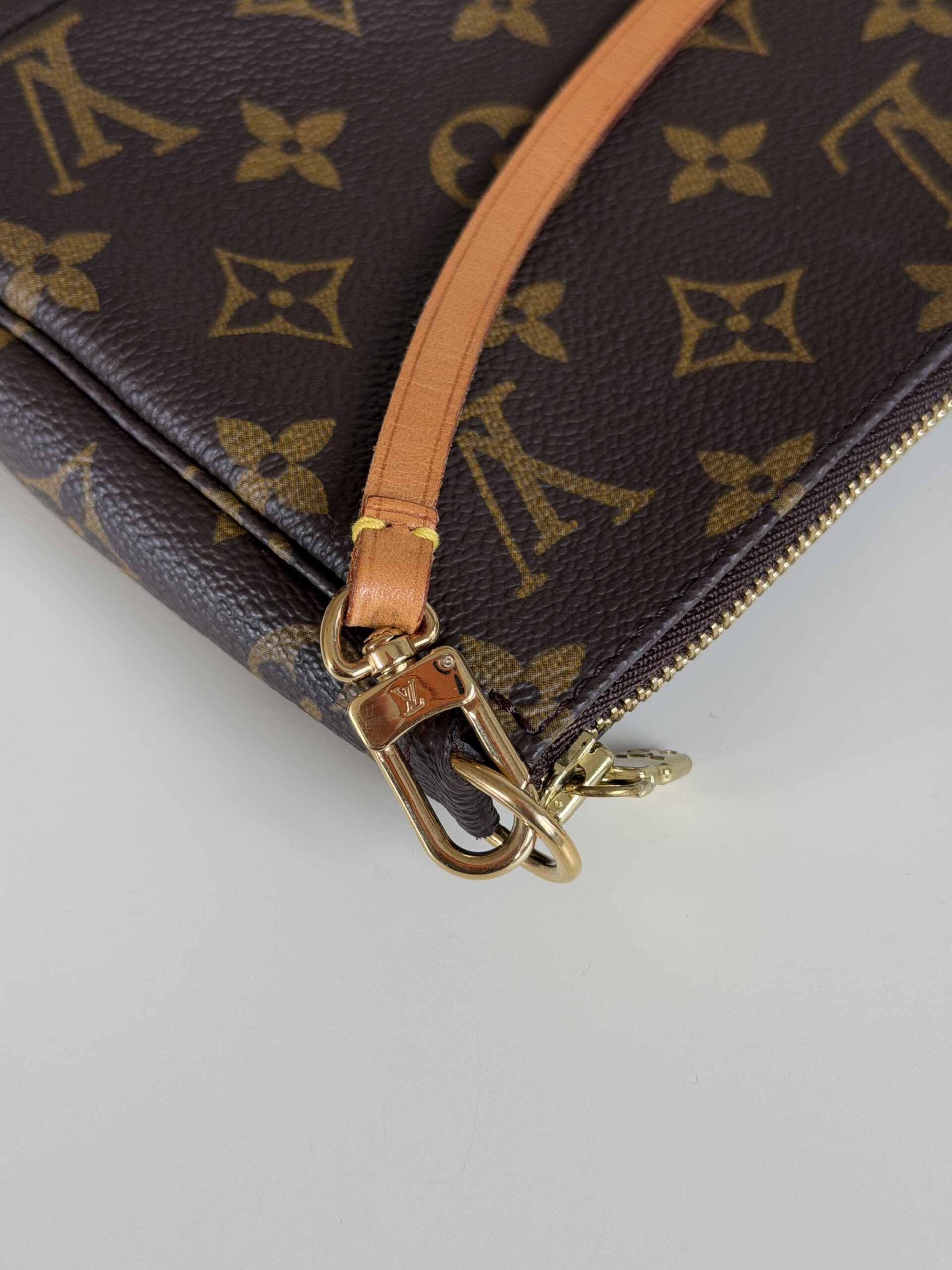 Louis Vuitton Monogram Pochette - obrazek 24