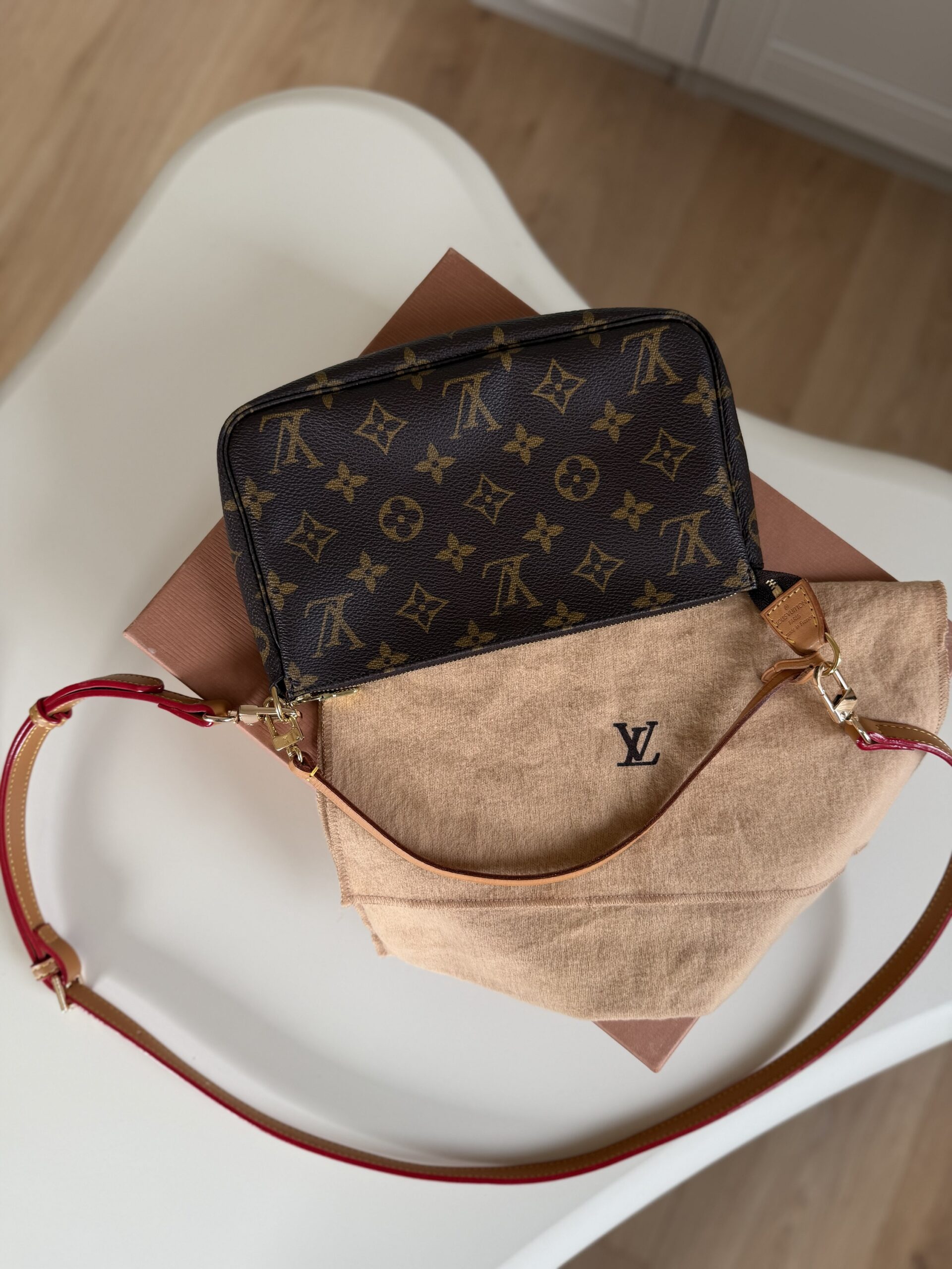 Louis Vuitton Monogram Pochette - obrazek 27