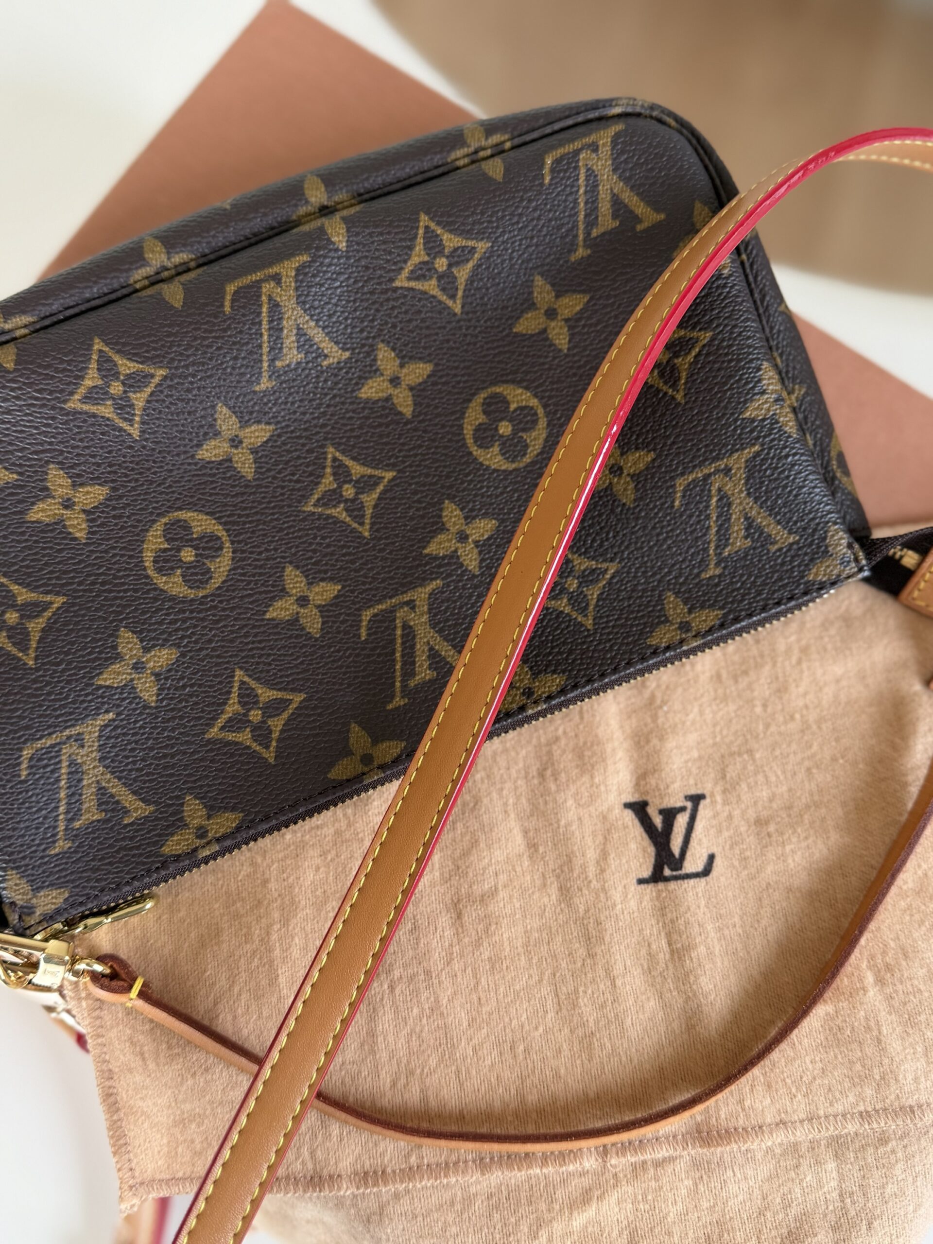 Louis Vuitton Monogram Pochette - obrazek 31
