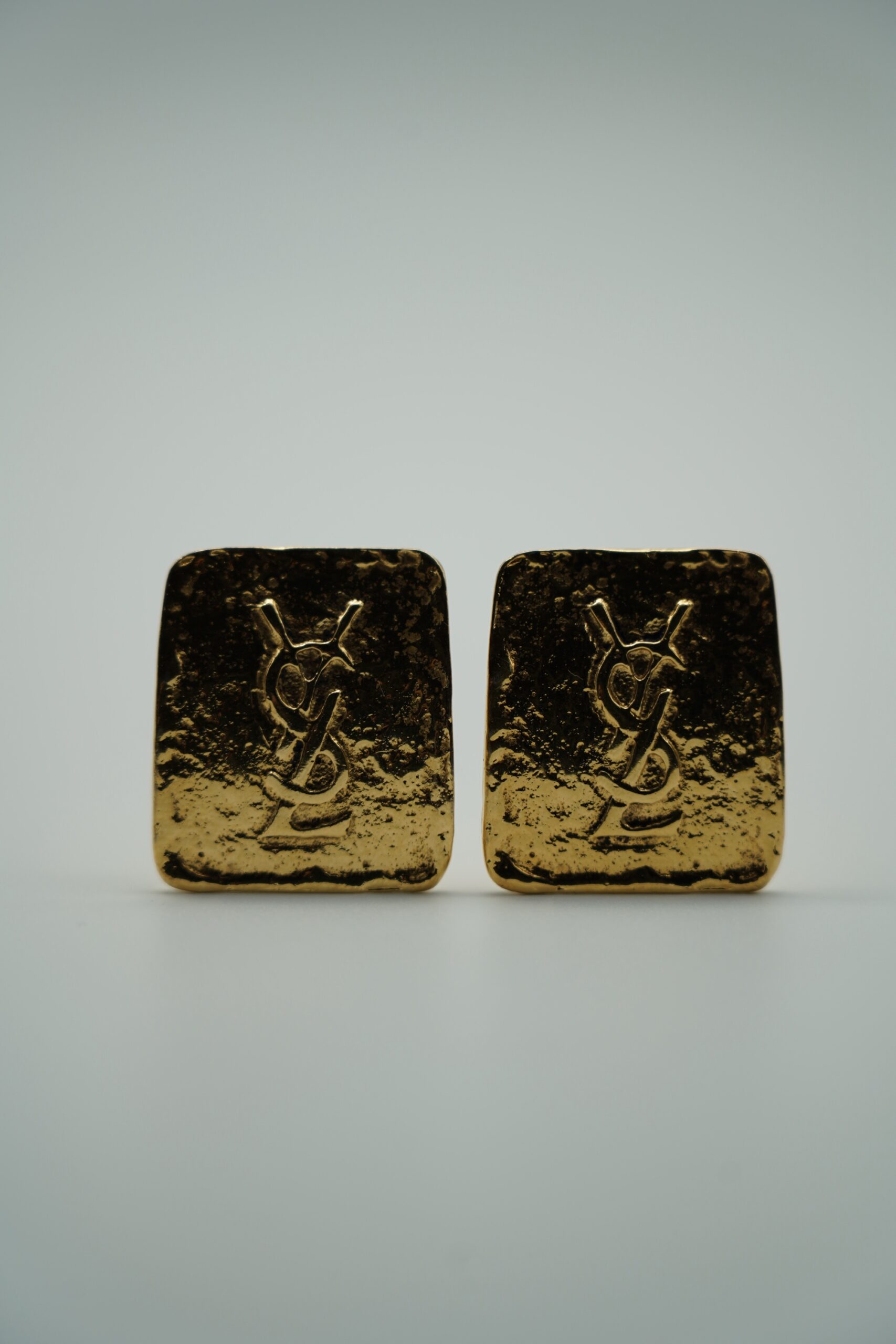 Spektakularne klipsy z logo YSL