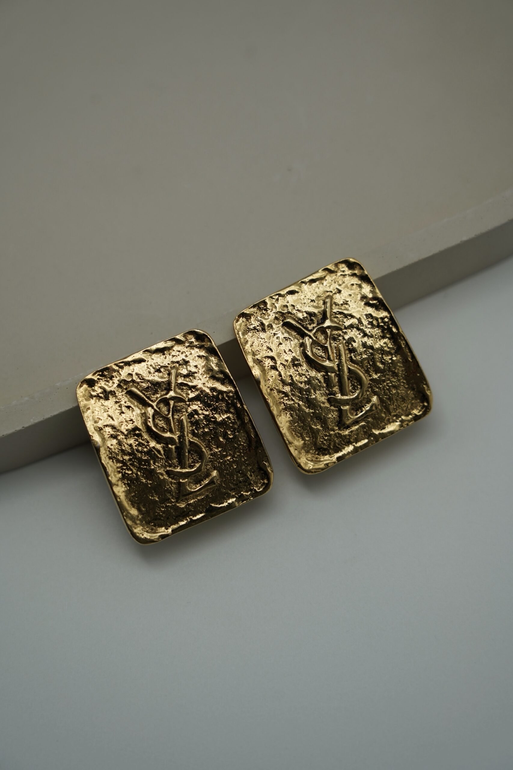 Spektakularne klipsy z logo YSL - obrazek 3