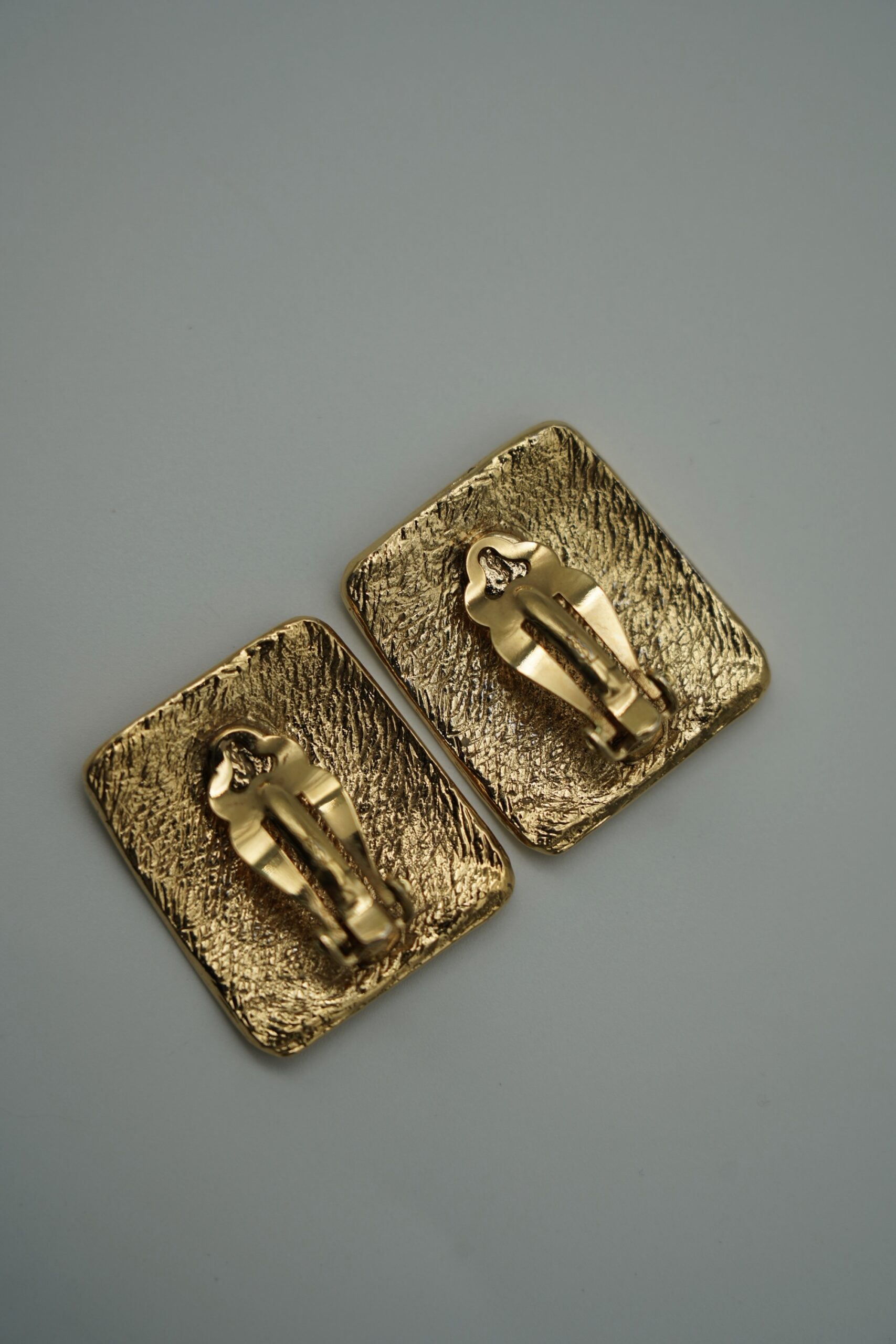 Spektakularne klipsy z logo YSL - obrazek 4