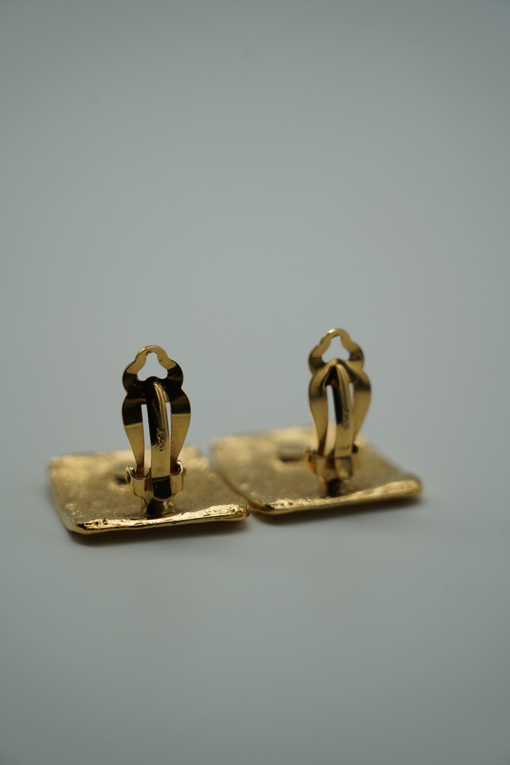Spektakularne klipsy z logo YSL - obrazek 5