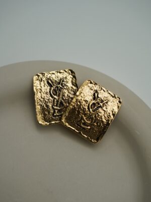 Spektakularne klipsy z logo YSL