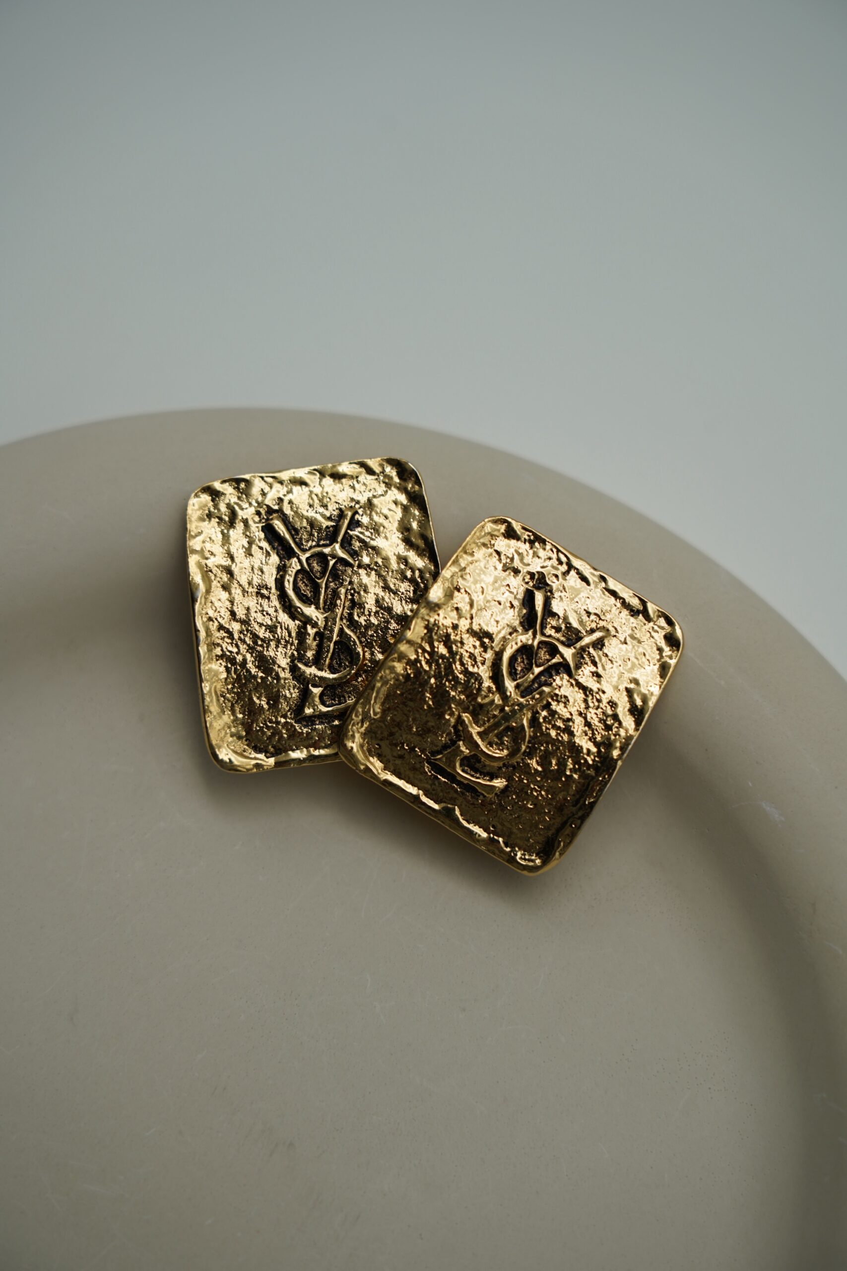 Spektakularne klipsy z logo YSL